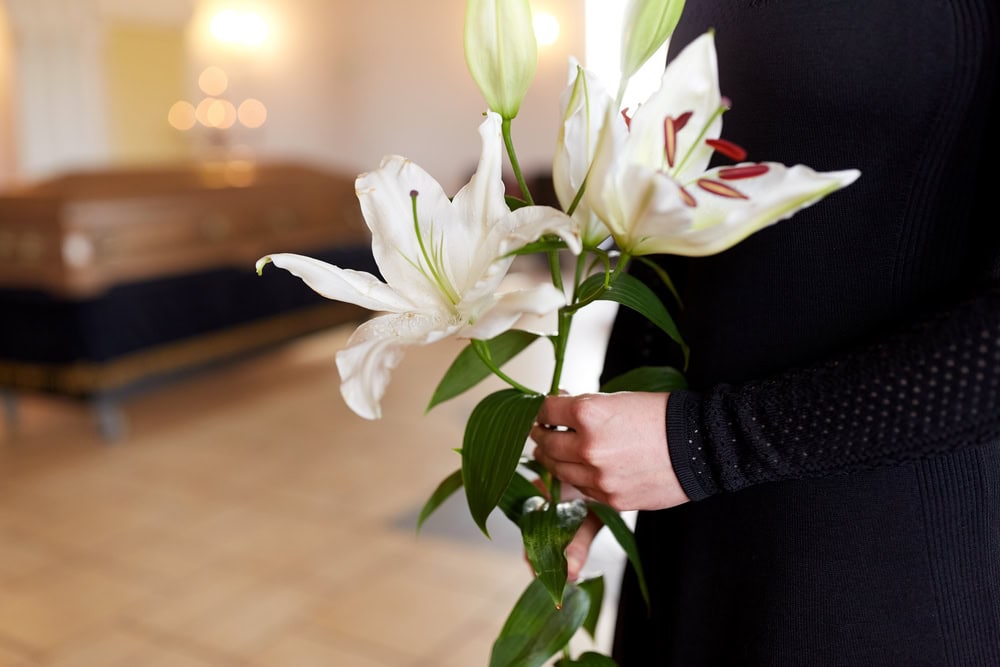 Ce flori se duc la priveghi? - Descopera semnificatia unor flori precum cala, floarea mortii si a altor plante funerare