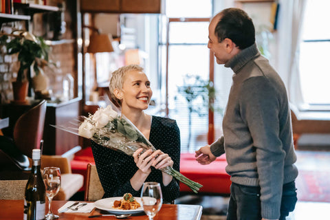 Flori la prima intalnire: cate si ce flori se cuvine sa oferi ca sa o impresionezi