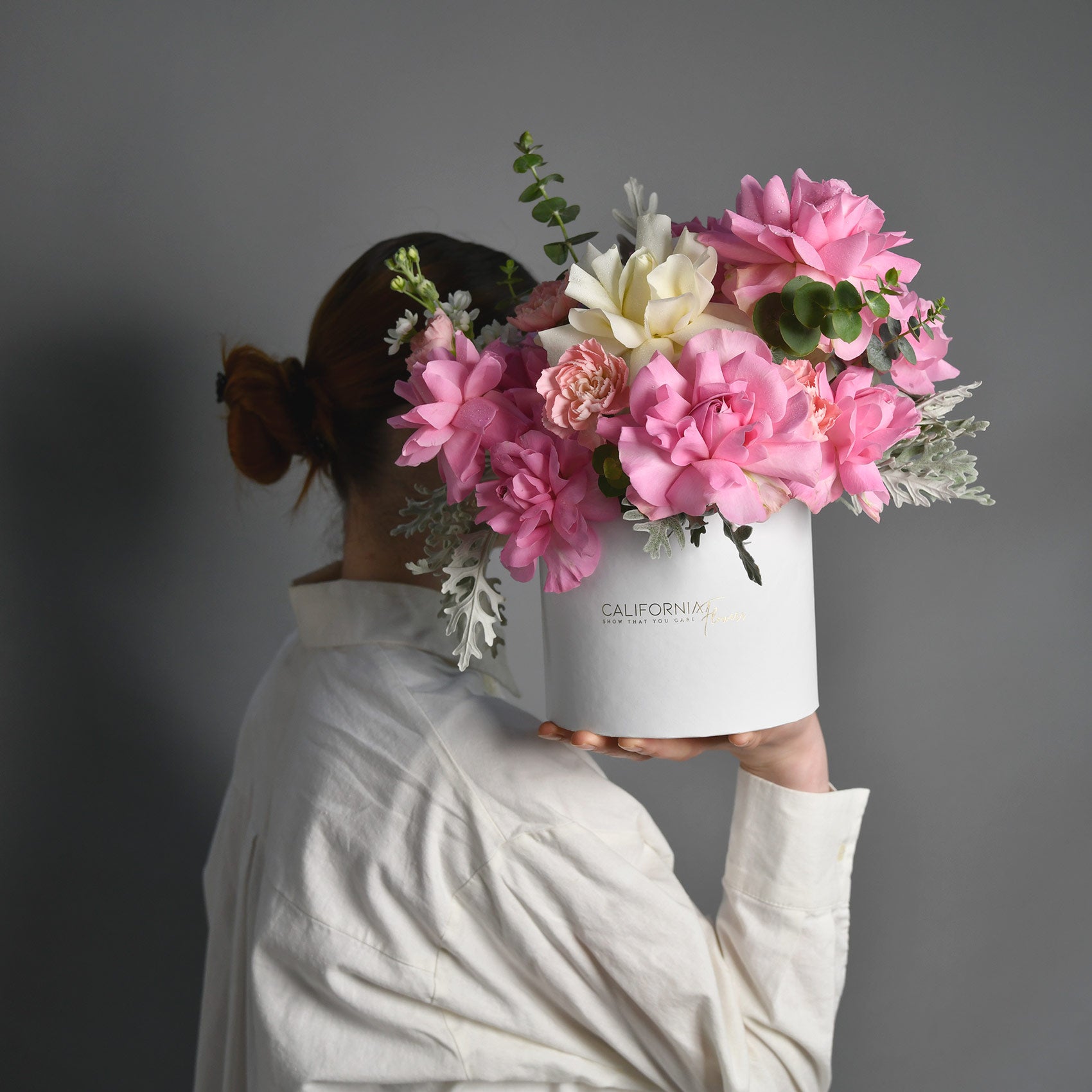 Aranjamente florale nou nascut - California Flowers, Aranjament floral in cutie cu trandafiri speciali roz, matthiola si garoafe, californiaflowers.mom