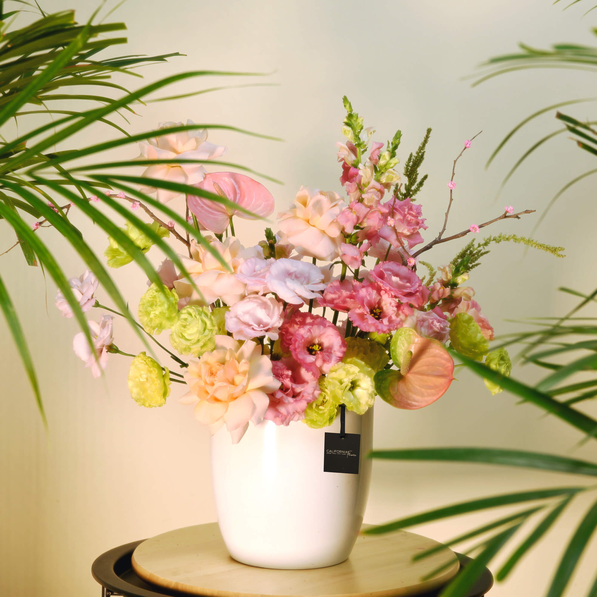 De ce mucegaieste pamantul la flori: cauze, prevenire si solutii efici, Aranjament floral in vas ceramic cu anthurium si lisianthus roz, californiaflowers.mom