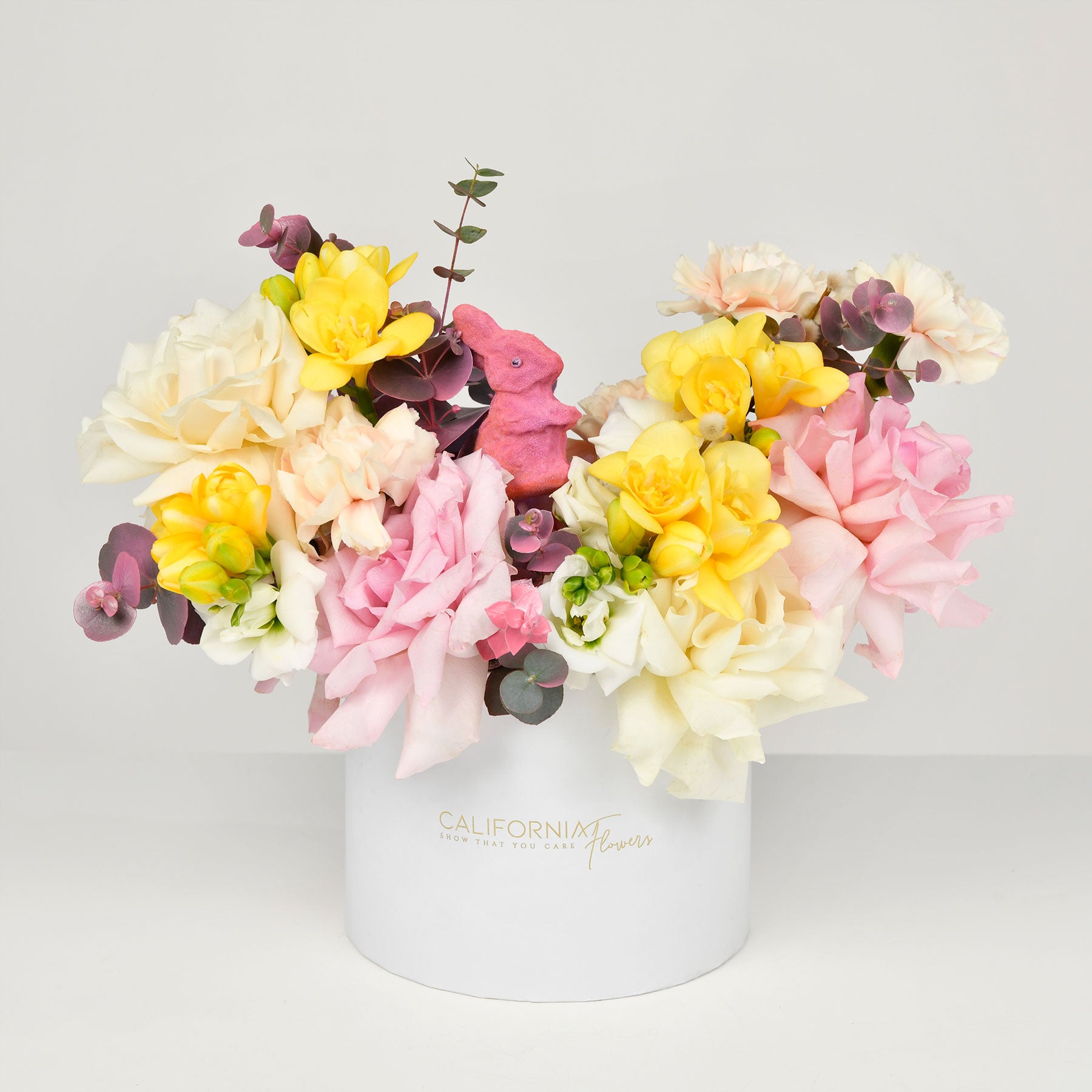 Flori de Paste - California Flowers, Aranjament floral in cutie cu frezii galbene si trandafiri multicolori, californiaflowers.mom