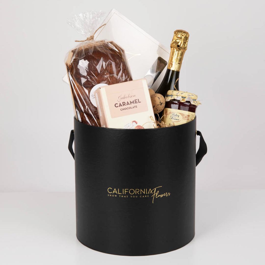 Cadouri Bucuresti si Brasov cu livrare la domiciliu - California Flowers, Cutie cadou cu bomboane, cozonac, praline, vin spumant si dulceata, californiaflowers.mom