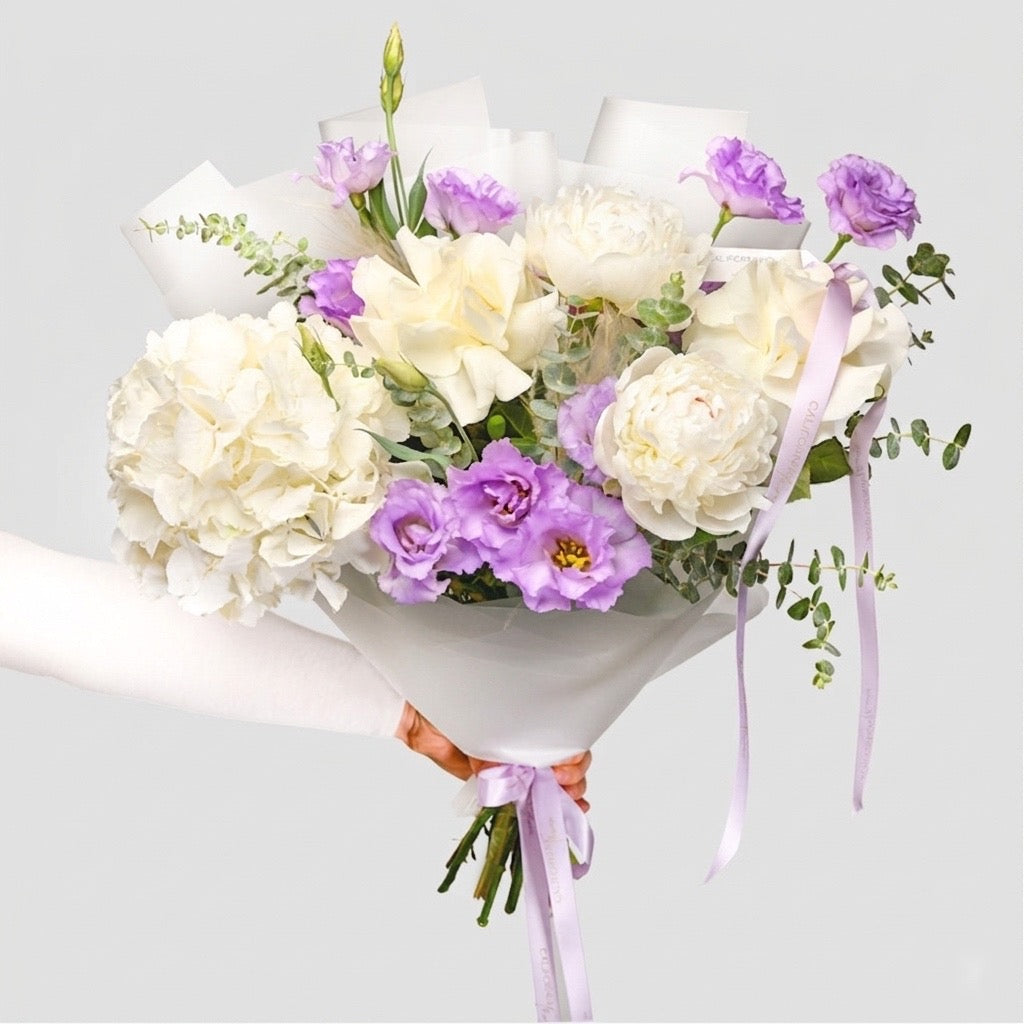 Flori de primavara, Buchet cu hortensie, bujori si lisianthus, californiaflowers.mom