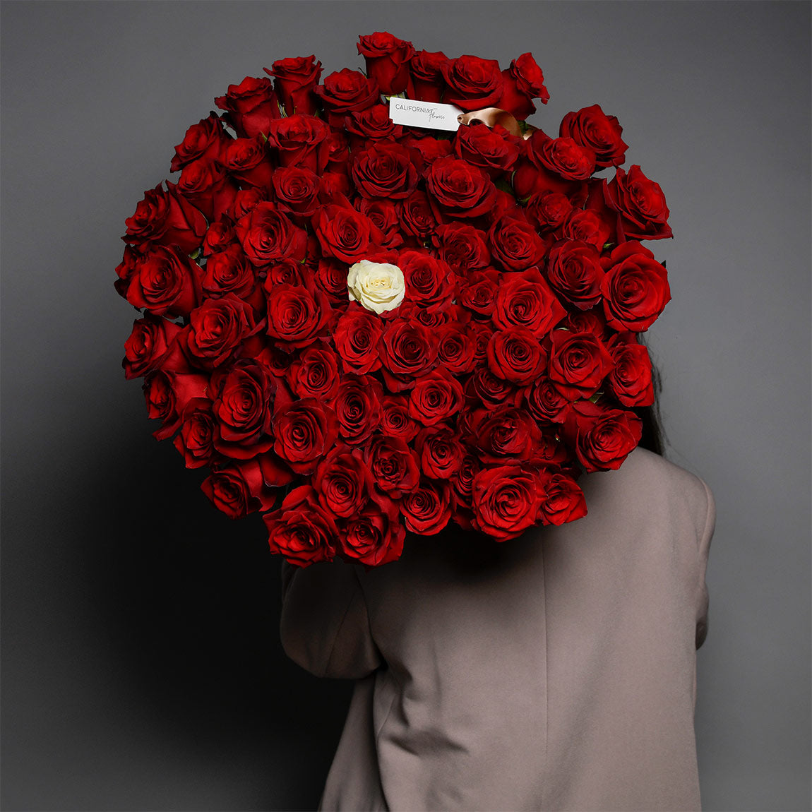 Flori de Dragobete - California Flowers, Buchet 101 trandafiri rosii si alb, californiaflowers.mom