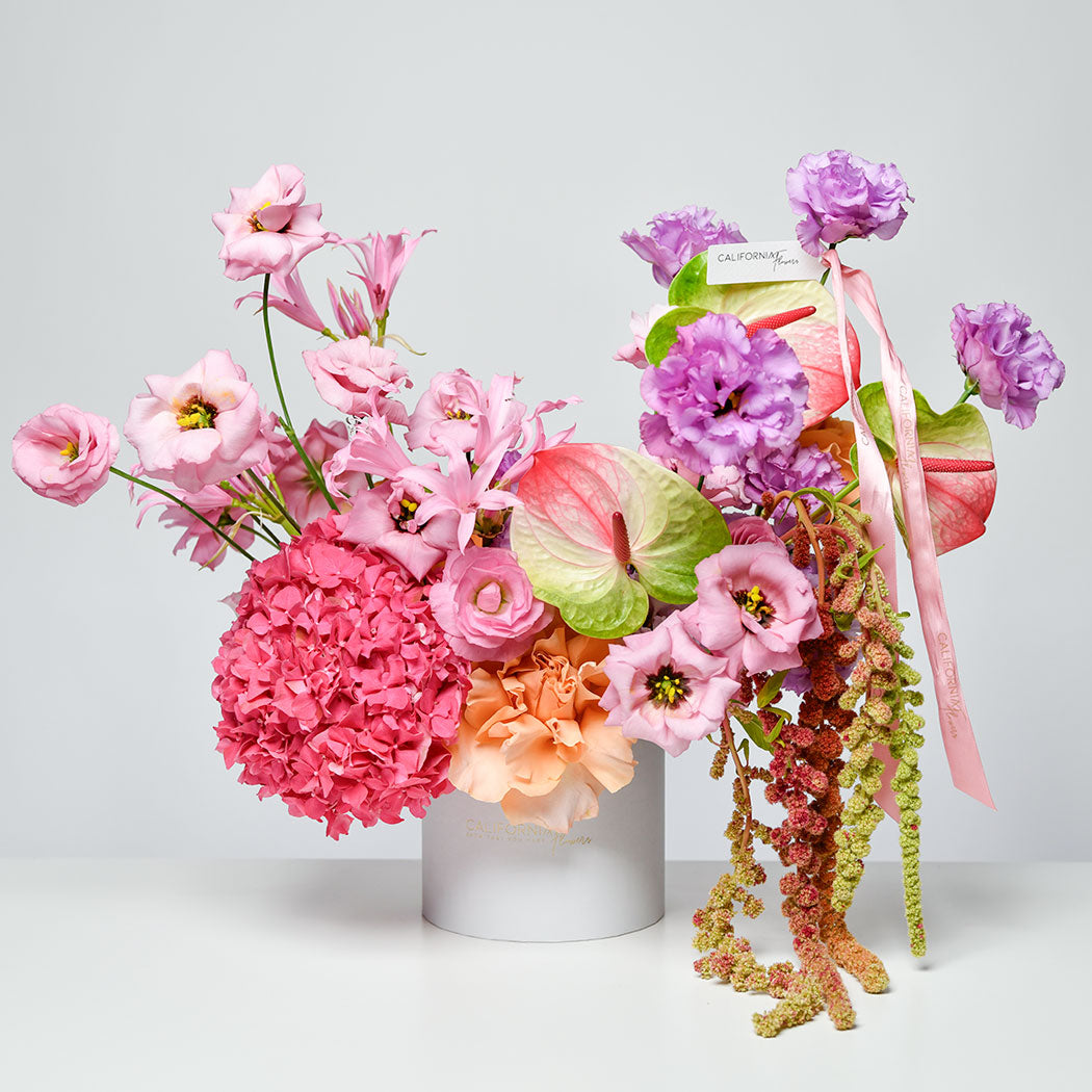 Buchete si aranjamente, Aranjament floral in cutie cu anthurium si lisianthus roz, californiaflowers.mom