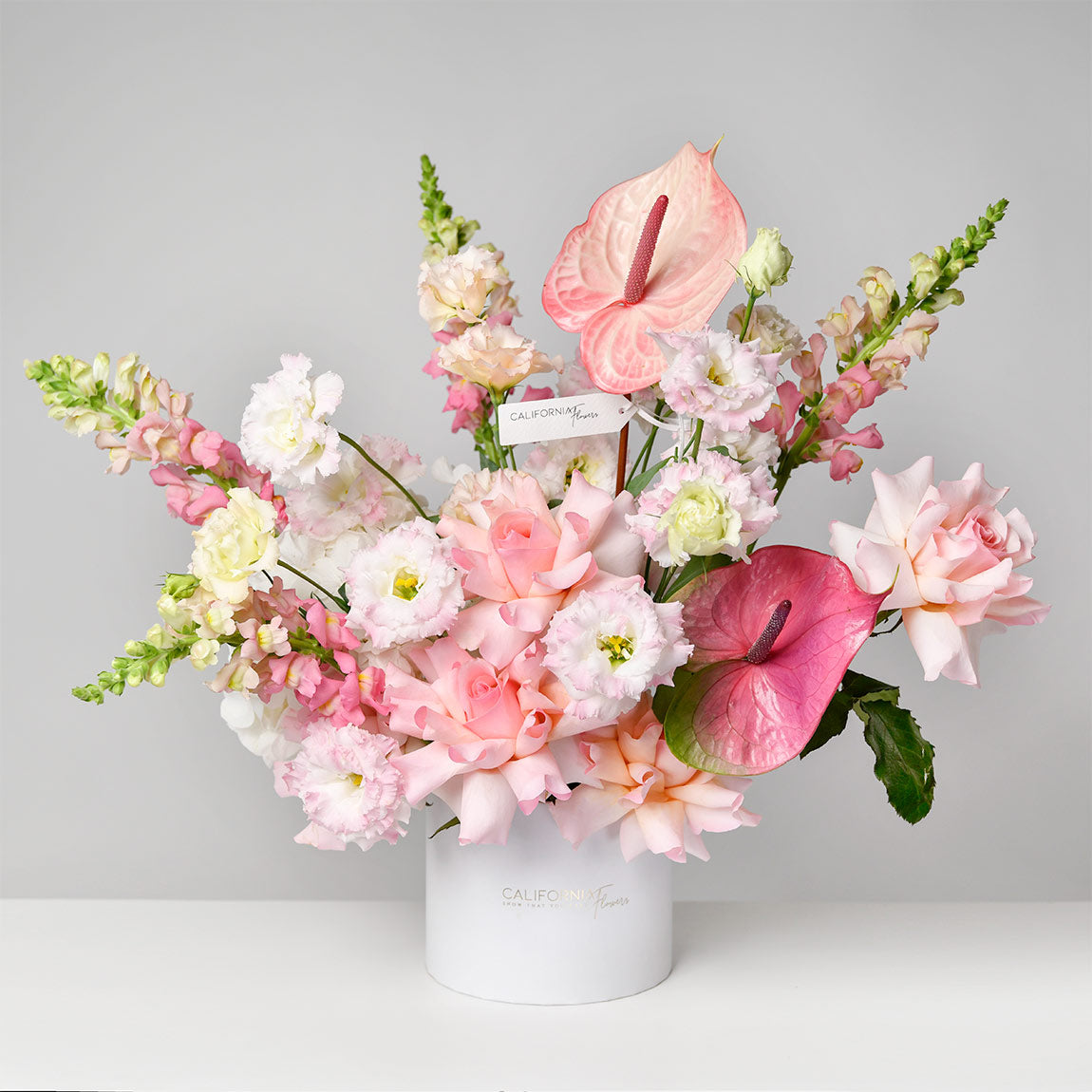 Aranjamente florale, Aranjament floral in cutie cu anthurium,  lisianthus si trandafiri roz, californiaflowers.mom