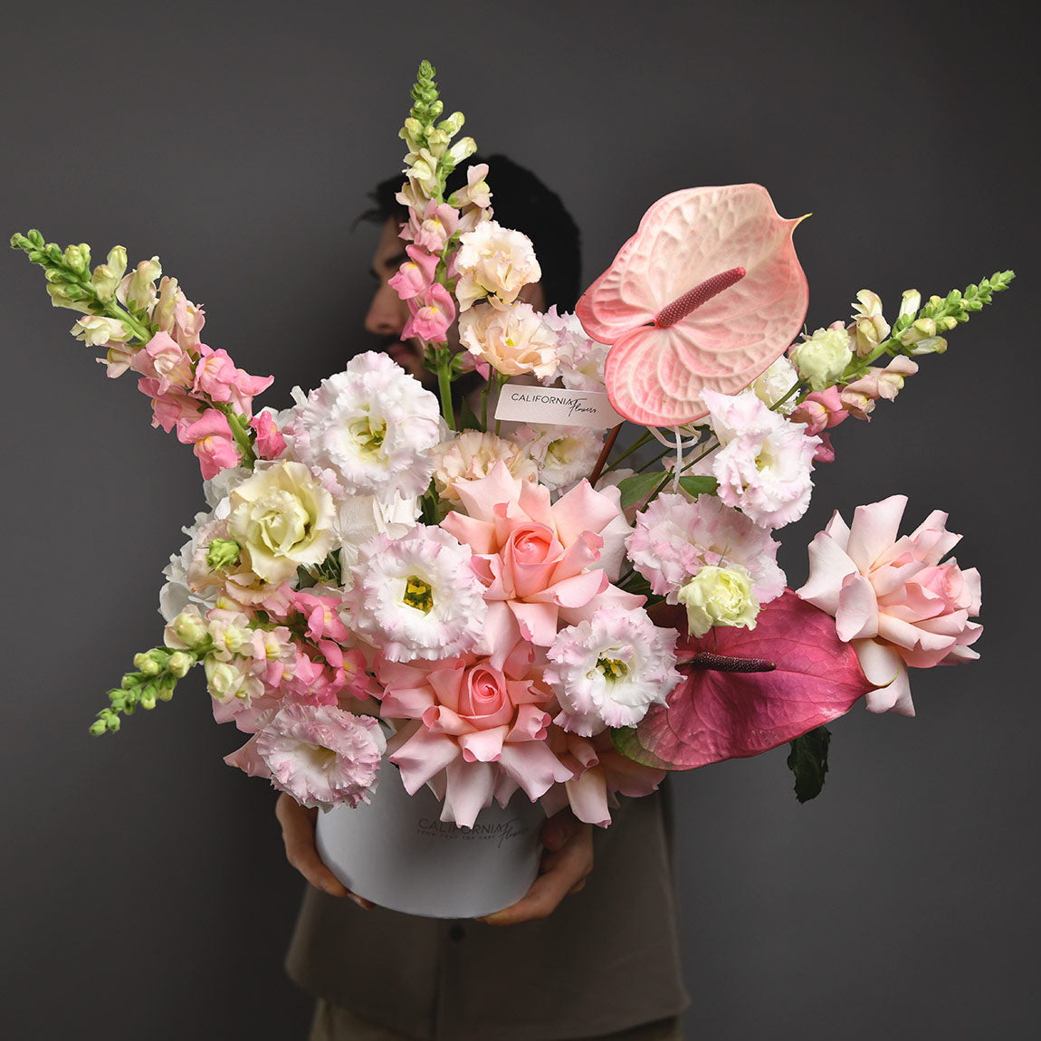Aranjamente florale, Aranjament floral in cutie cu anthurium,  lisianthus si trandafiri roz, californiaflowers.mom