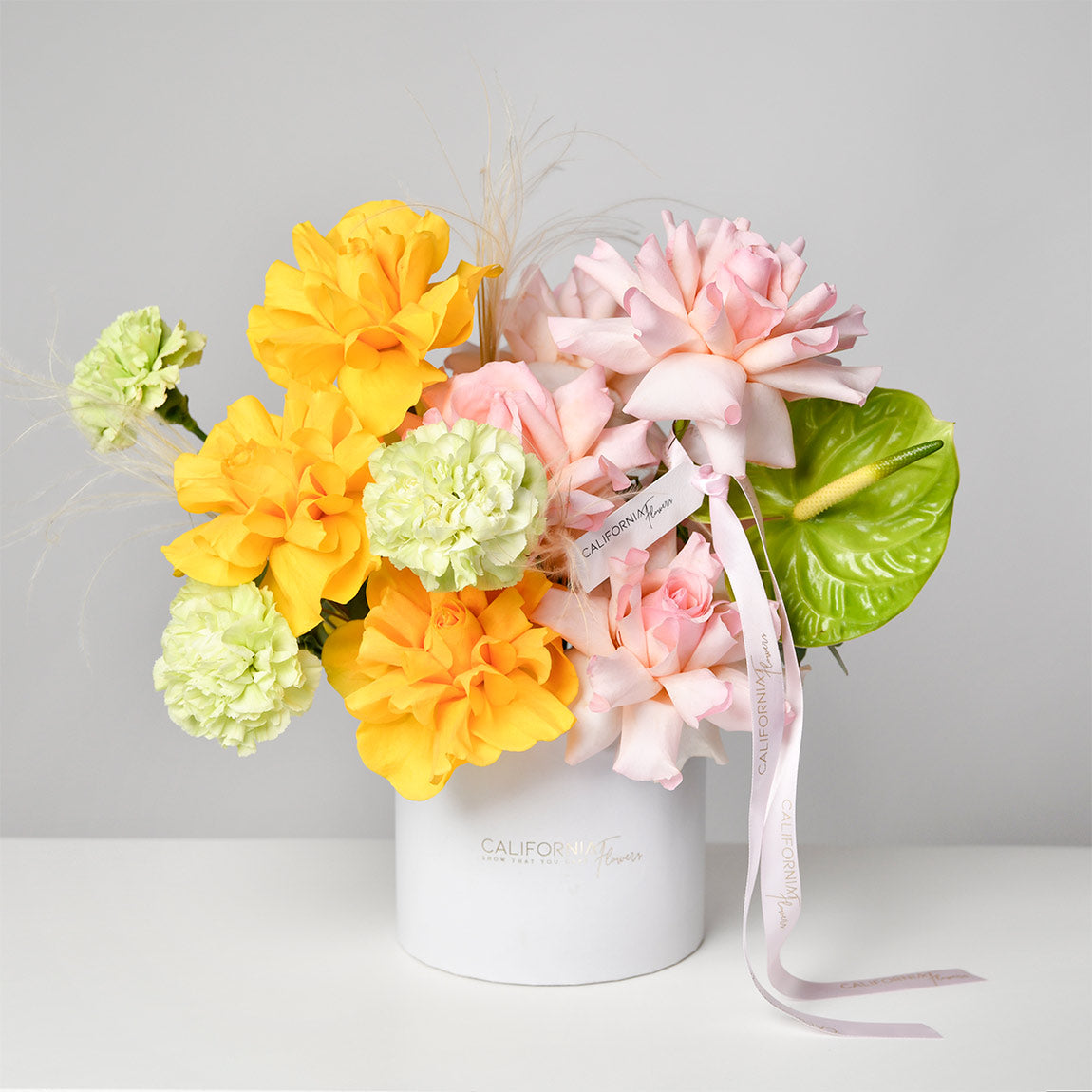 Cutii cu flori - California Flowers, Aranjament floral in cutie cu dianthus, trandafiri si anthurium, californiaflowers.mom