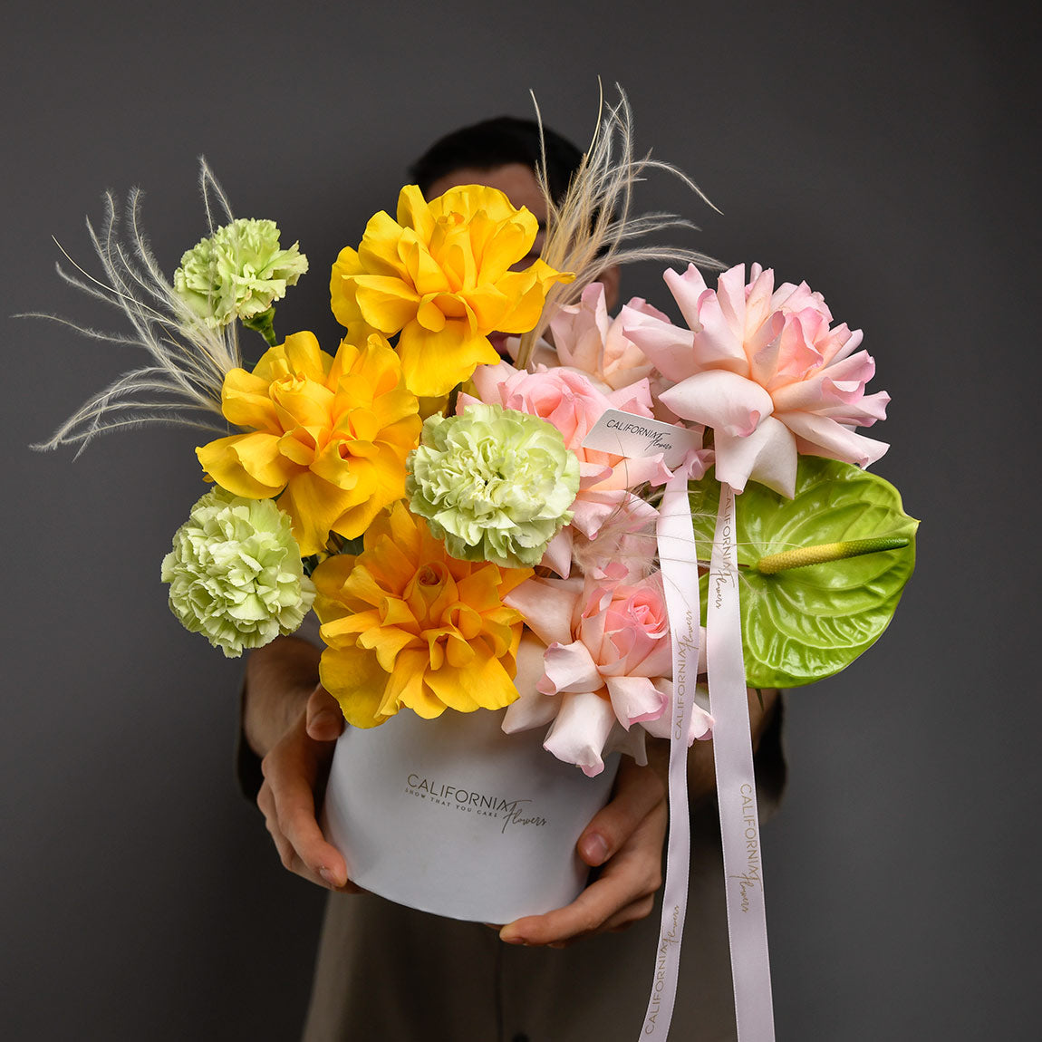 Cutii cu flori - California Flowers, Aranjament floral in cutie cu dianthus, trandafiri si anthurium, californiaflowers.mom