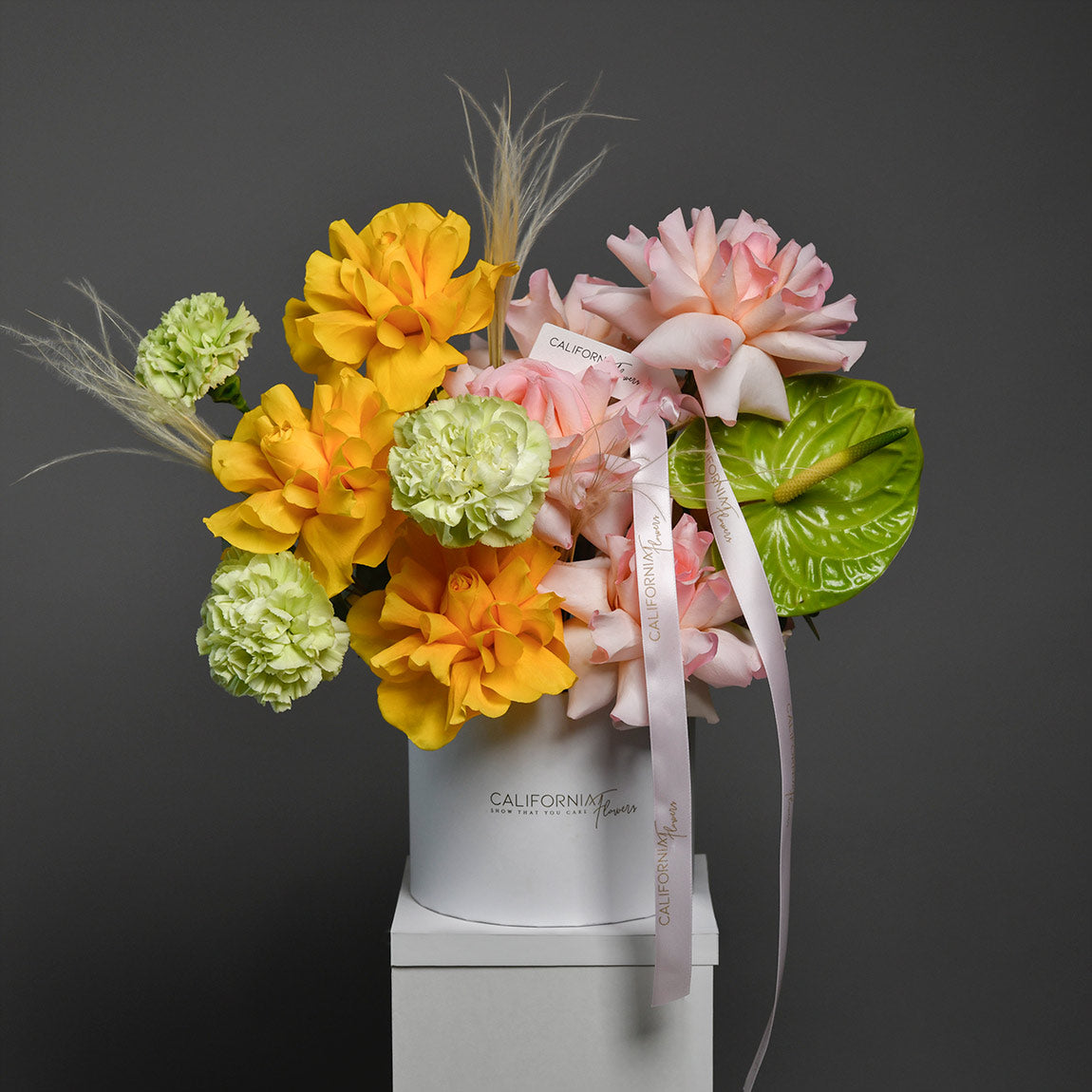 Aranjament floral in cutie cu dianthus, trandafiri si anthurium, 3, californiaflowers.mom