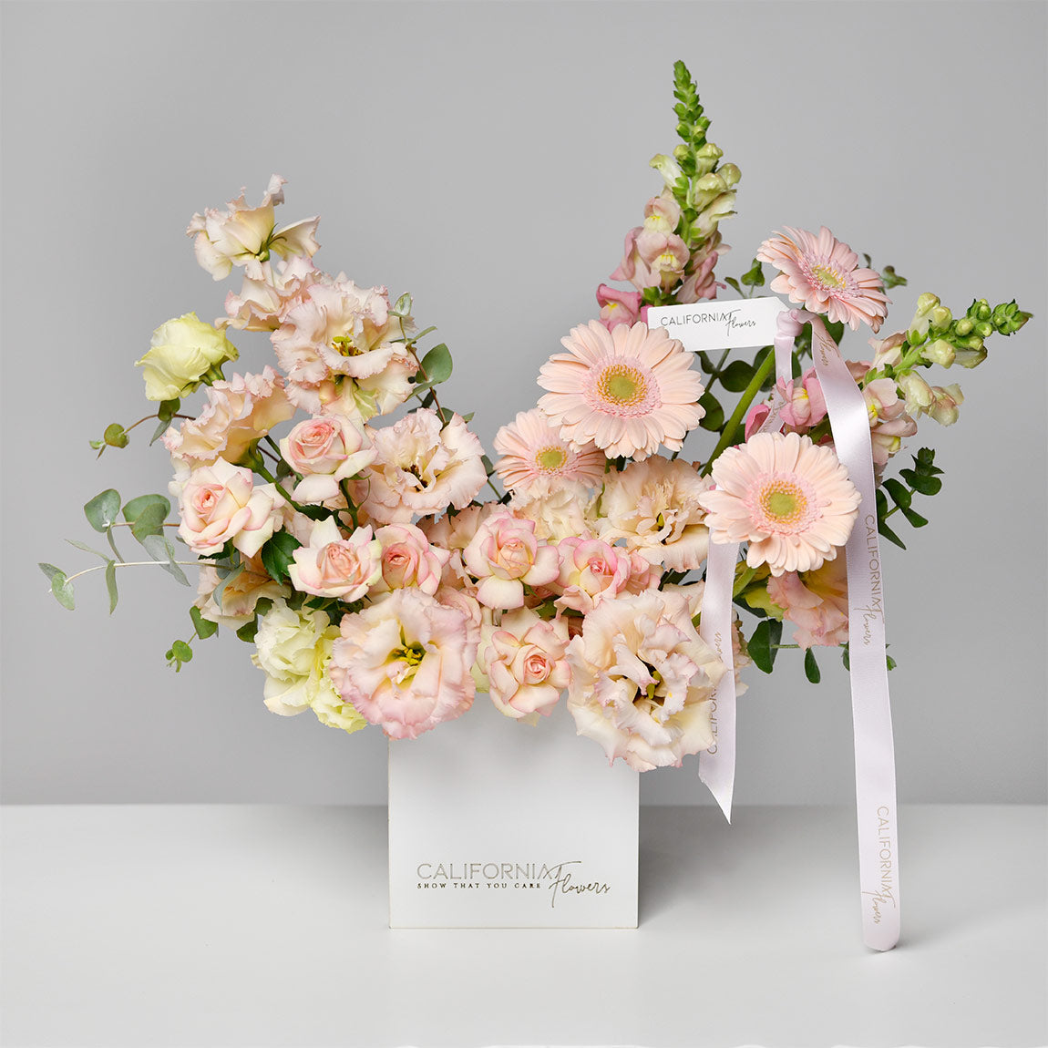 Cutii cu flori - California Flowers, Aranjament floral in cutie cu gerbera si lisianthus, californiaflowers.mom