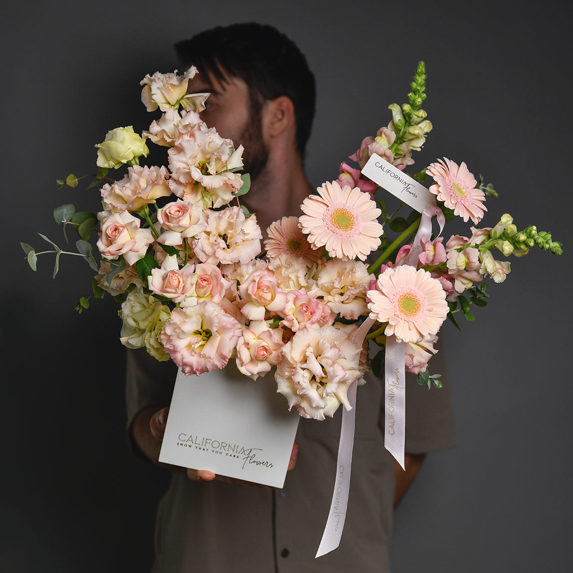 Cutii cu flori - California Flowers, Aranjament floral in cutie cu gerbera si lisianthus, californiaflowers.mom