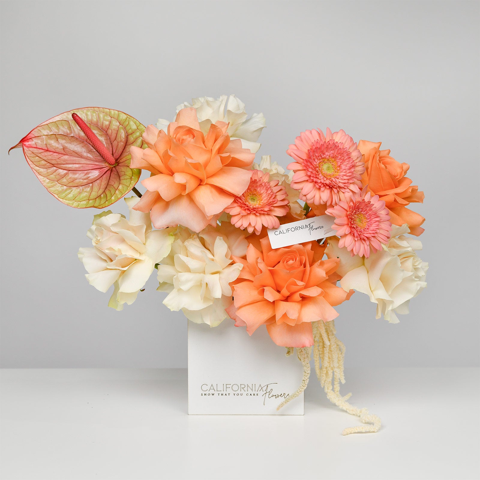 FLORI DE CONSTANTIN SI ELENA, Aranjament floral in cutie cu gerbera si trandafiri peach, californiaflowers.mom