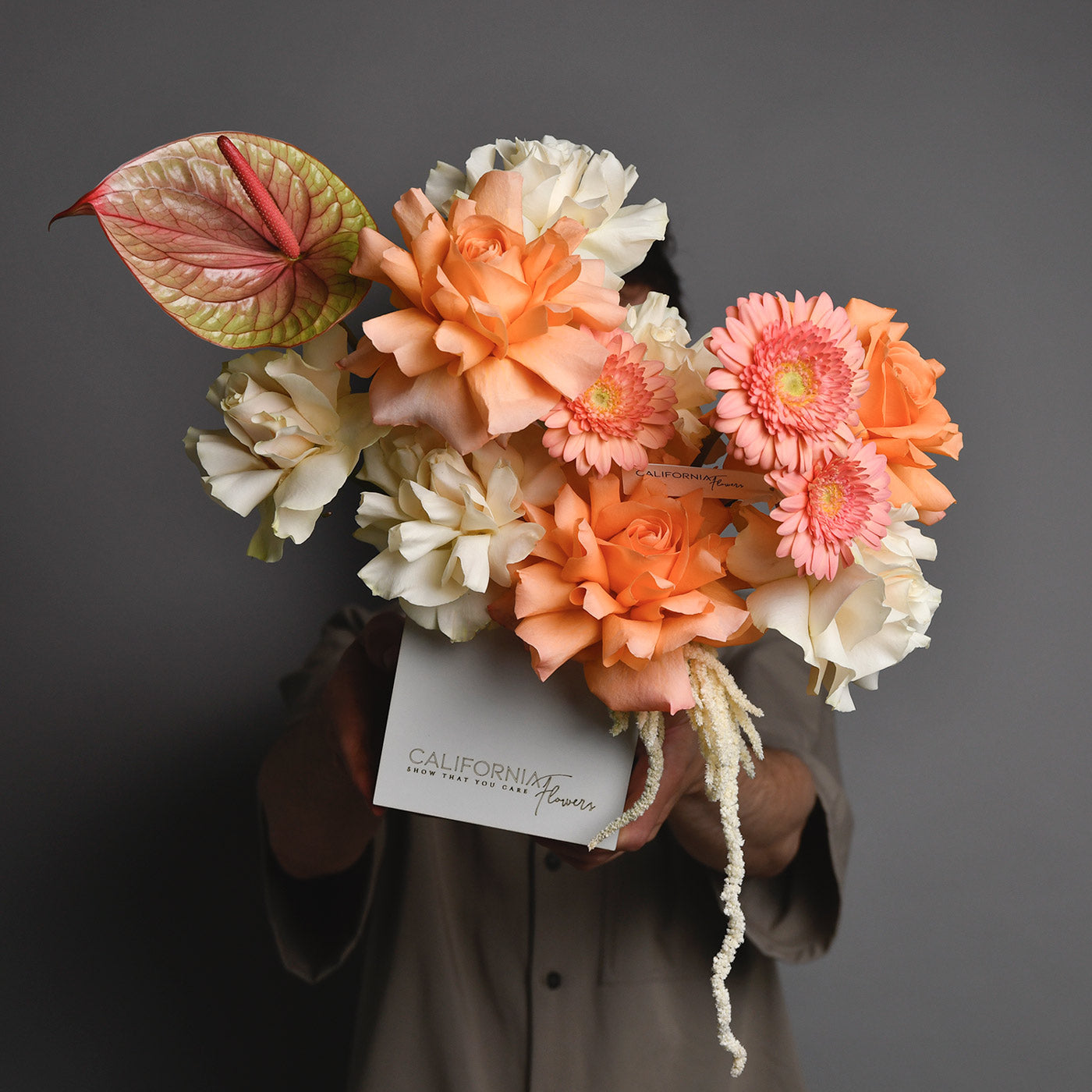 FLORI DE CONSTANTIN SI ELENA, Aranjament floral in cutie cu gerbera si trandafiri peach, californiaflowers.mom