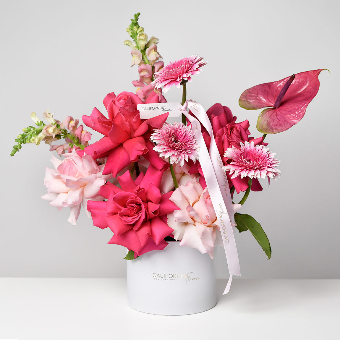 Livrare flori Bucuresti - California Flowers, Aranjament floral in cutie cu gerbera si trandafiri speciali multicolori, californiaflowers.mom