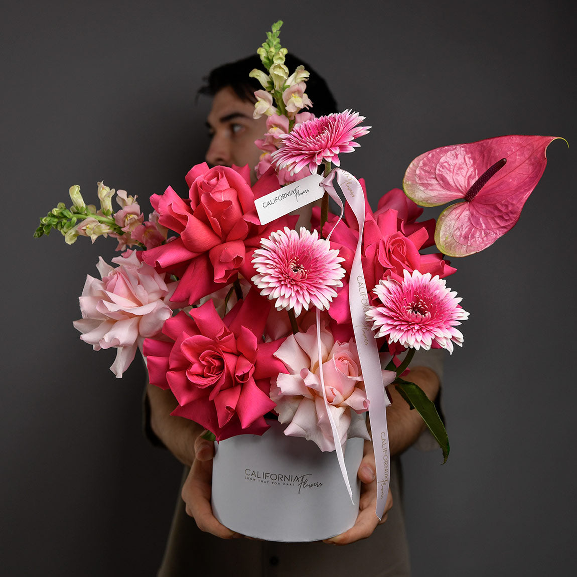 Livrare flori Bucuresti - California Flowers, Aranjament floral in cutie cu gerbera si trandafiri speciali multicolori, californiaflowers.mom