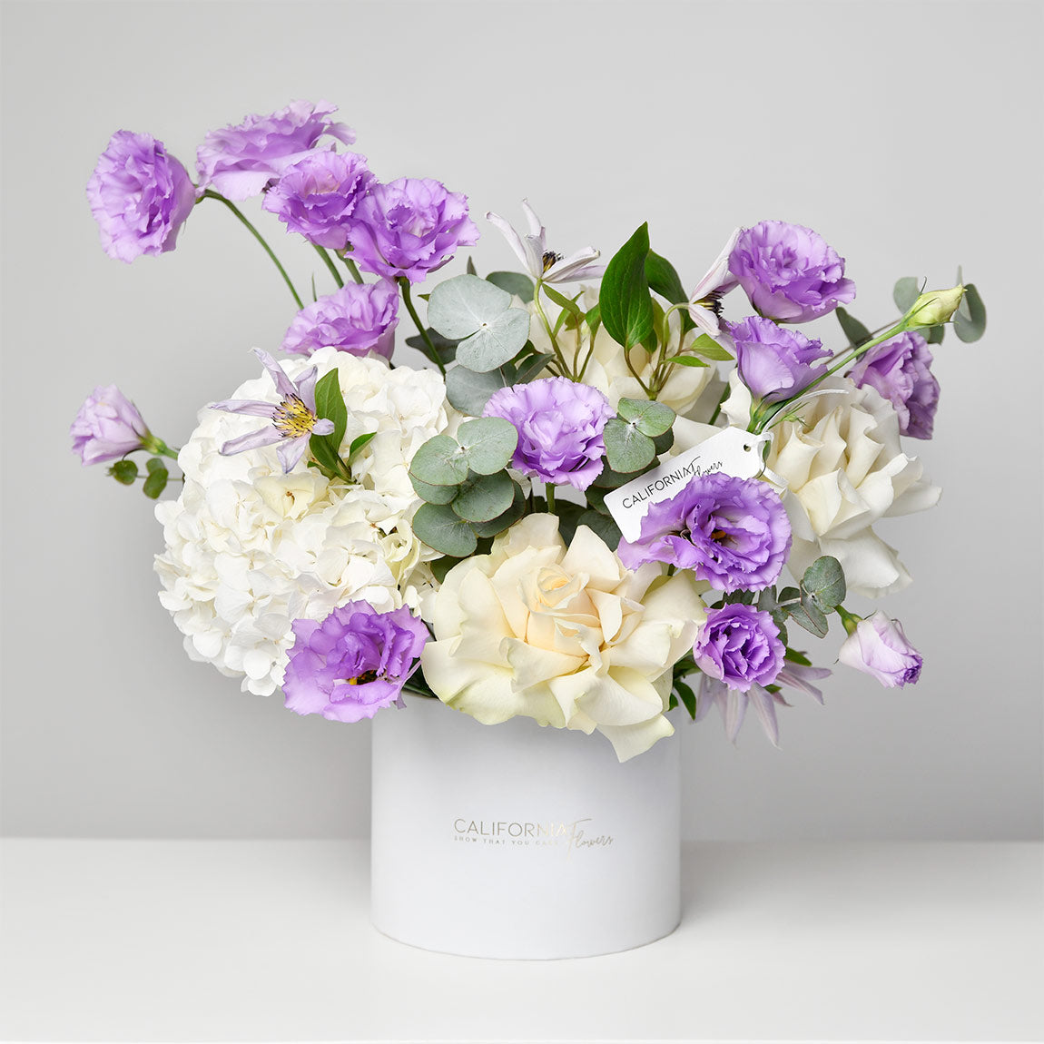 Cadouri Bucuresti si Brasov cu livrare la domiciliu - California Flowers, Aranjament floral in cutie cu hortensie lisianthus si clematis, californiaflowers.mom