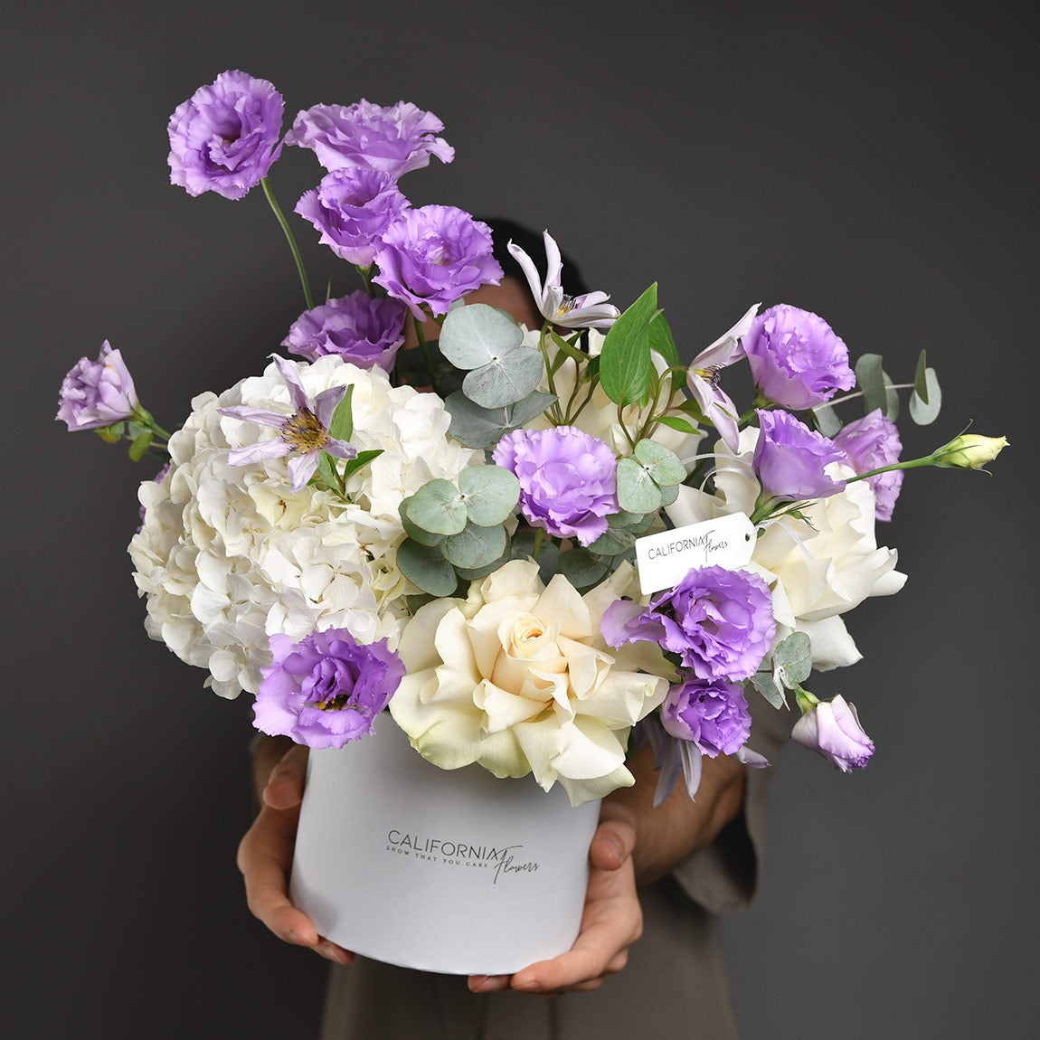 Cadouri Bucuresti si Brasov cu livrare la domiciliu - California Flowers, Aranjament floral in cutie cu hortensie lisianthus si clematis, californiaflowers.mom