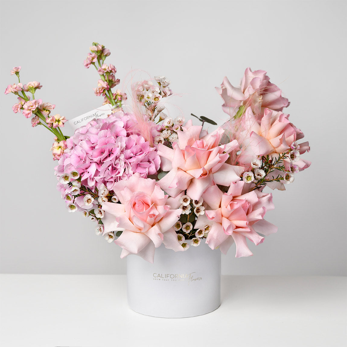 Florarie online - California Flowers ✅, Aranjament floral in cutie cu hortensie, trandafiri si matthiola, californiaflowers.mom