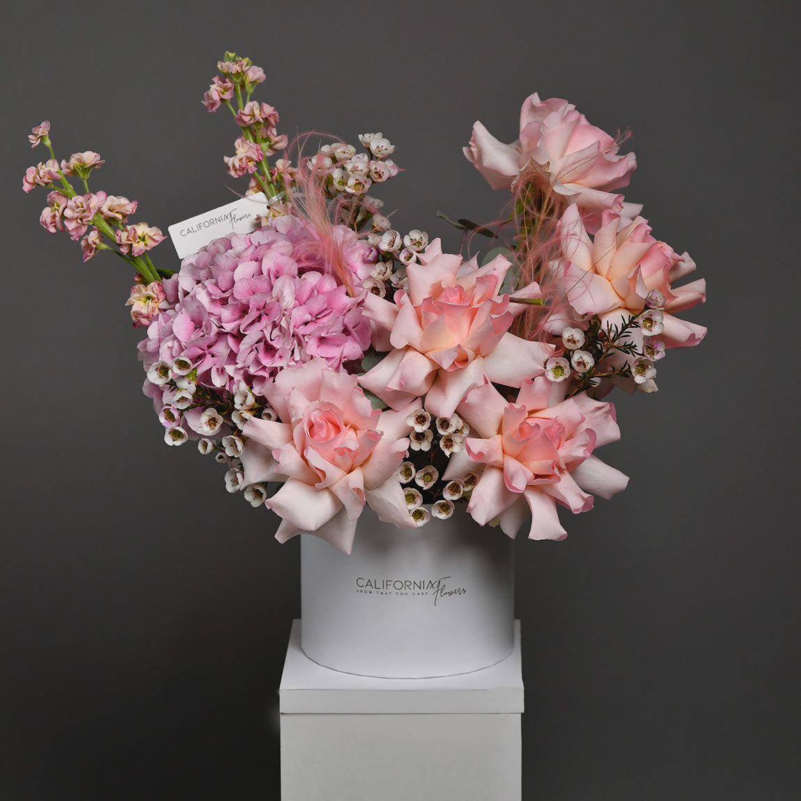 Aranjament floral in cutie cu hortensie, trandafiri si matthiola, 3, californiaflowers.mom
