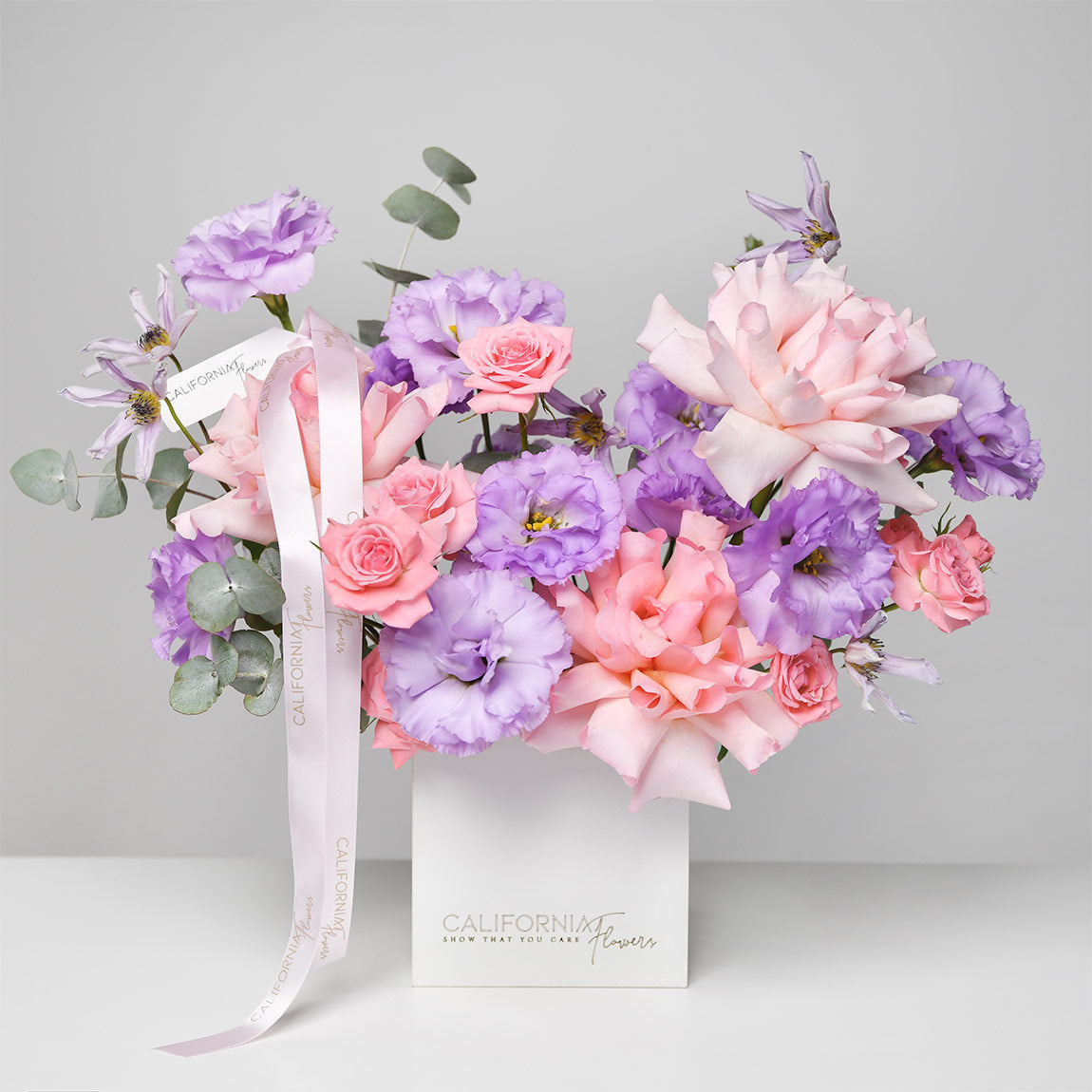 Florarie online - California Flowers ✅, Aranjament floral in cutie cu lisianthus mov si trandafiri speciali, californiaflowers.mom