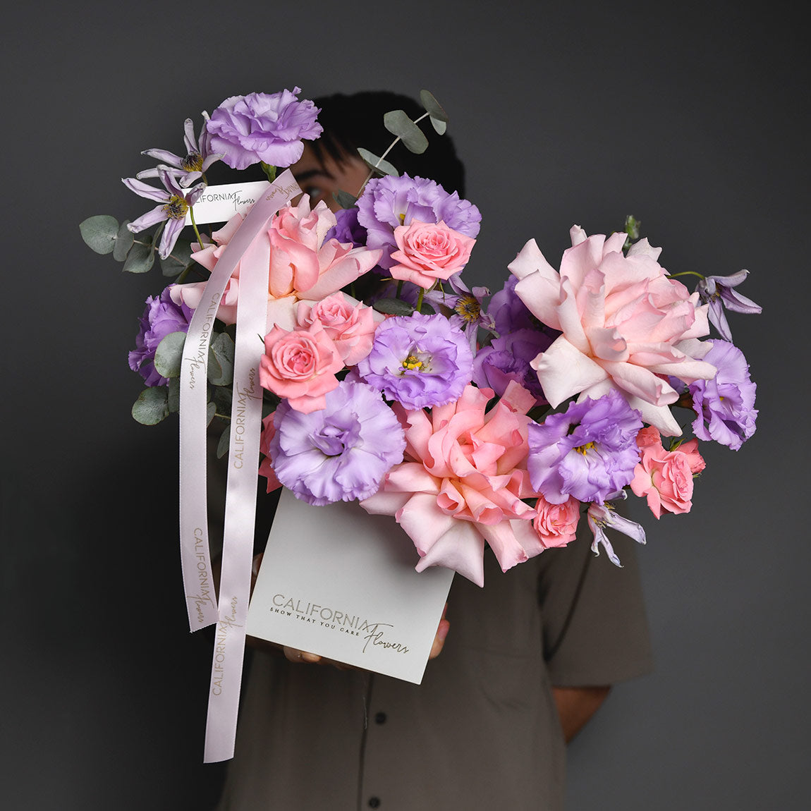 Florarie online - California Flowers ✅, Aranjament floral in cutie cu lisianthus mov si trandafiri speciali, californiaflowers.mom