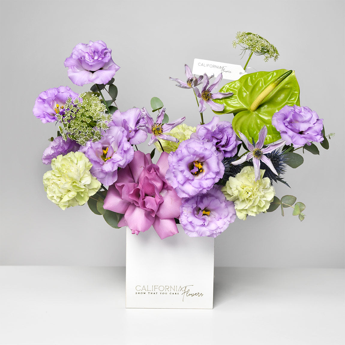 Cutii cu trandafiri naturali - California Flowers, Aranjament floral in cutie cu lisianthus, dianthus si trandafiri, californiaflowers.mom