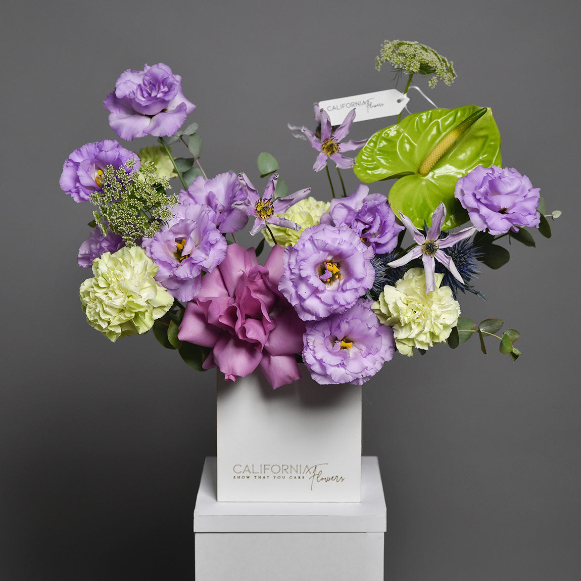 Aranjament floral in cutie cu lisianthus, dianthus si trandafiri, 3, californiaflowers.mom