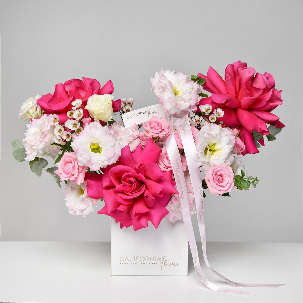 Cadouri Bucuresti si Brasov cu livrare la domiciliu - California Flowers, Aranjament floral in cutie cu trandafiri speciali Pink si lisianthus, californiaflowers.mom