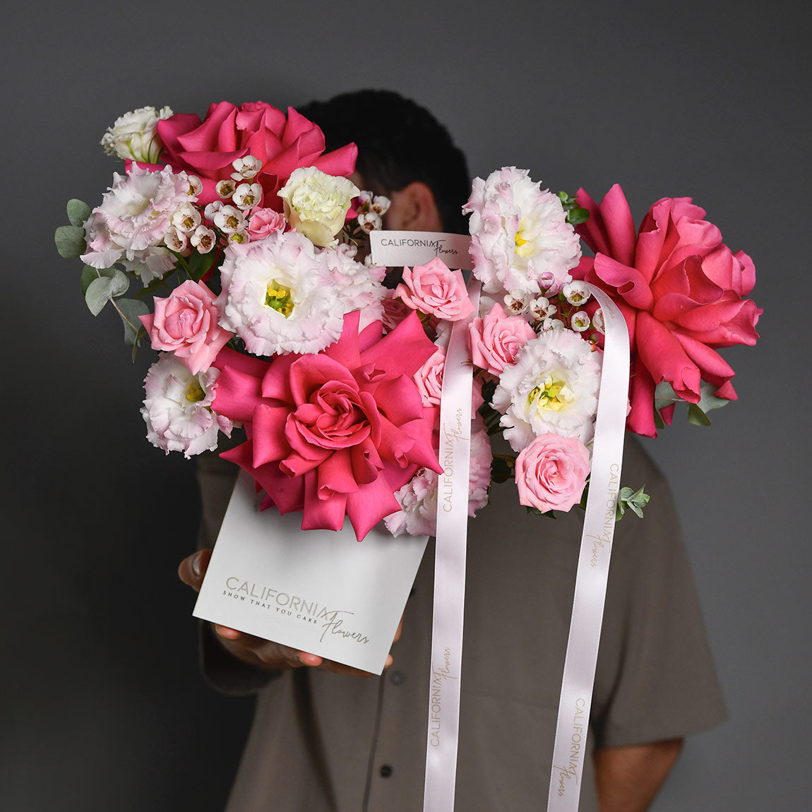 Cadouri Bucuresti si Brasov cu livrare la domiciliu - California Flowers, Aranjament floral in cutie cu trandafiri speciali Pink si lisianthus, californiaflowers.mom