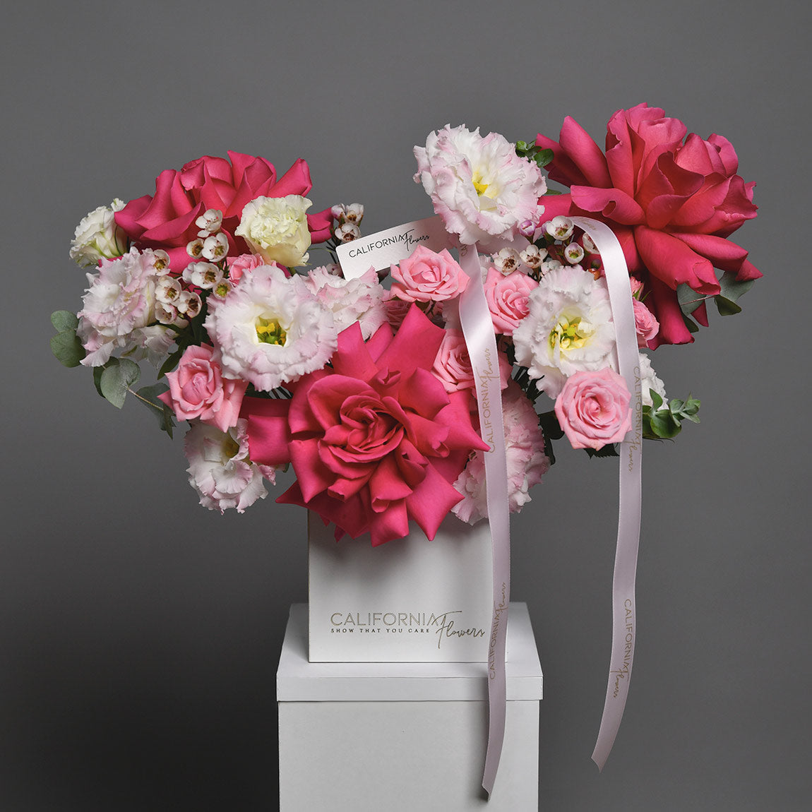 Aranjament floral in cutie cu trandafiri speciali Pink si lisianthus, 3, californiaflowers.mom