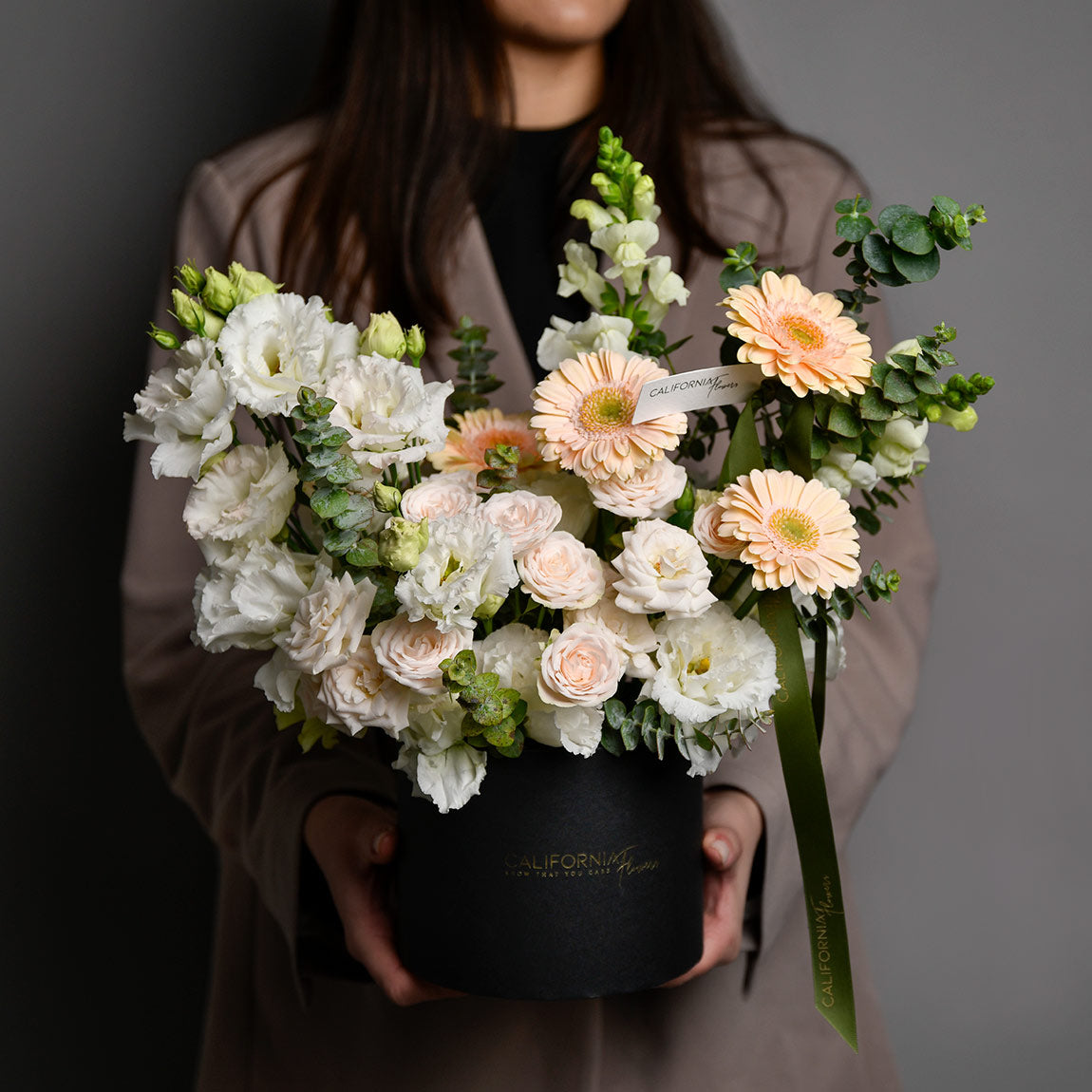 Aranjamente florale, Aranjament in cutie cu gerbera somon si lisianthus, californiaflowers.mom