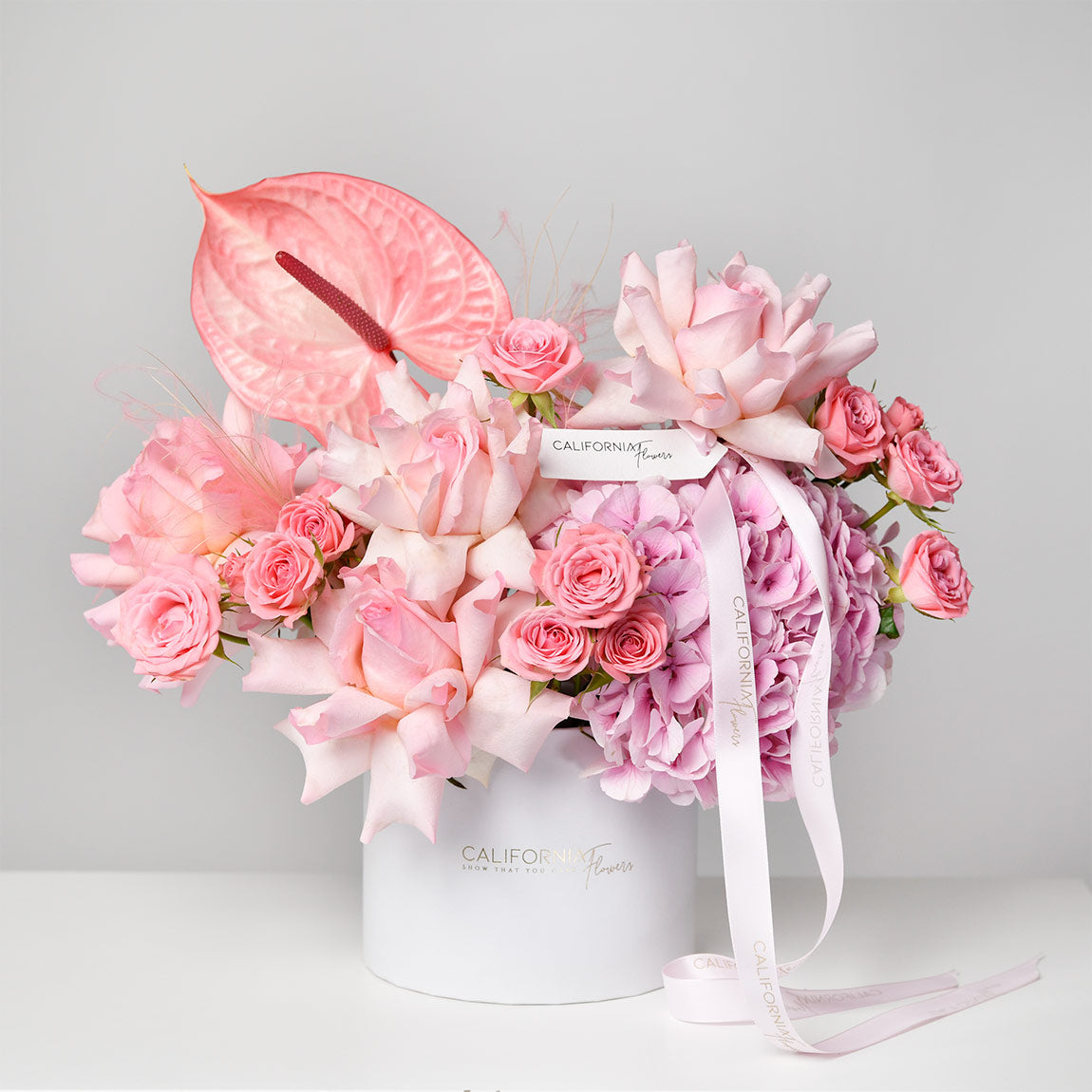 Cadouri Bucuresti si Brasov cu livrare la domiciliu - California Flowers, Aranjament in cutie cu hortensie miniroze si anthurium, californiaflowers.mom