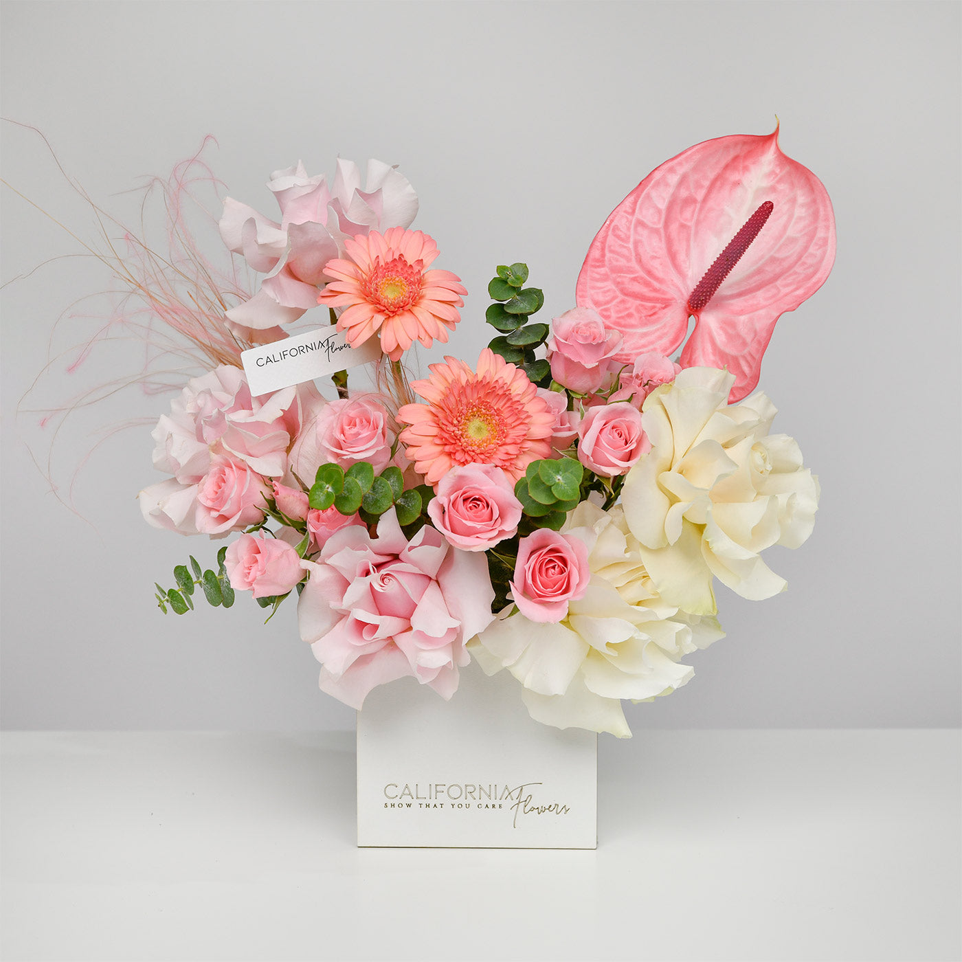 Cutii cu trandafiri naturali - California Flowers, Aranjament in cutie cu miniroze, gerbera si anthurium, californiaflowers.mom