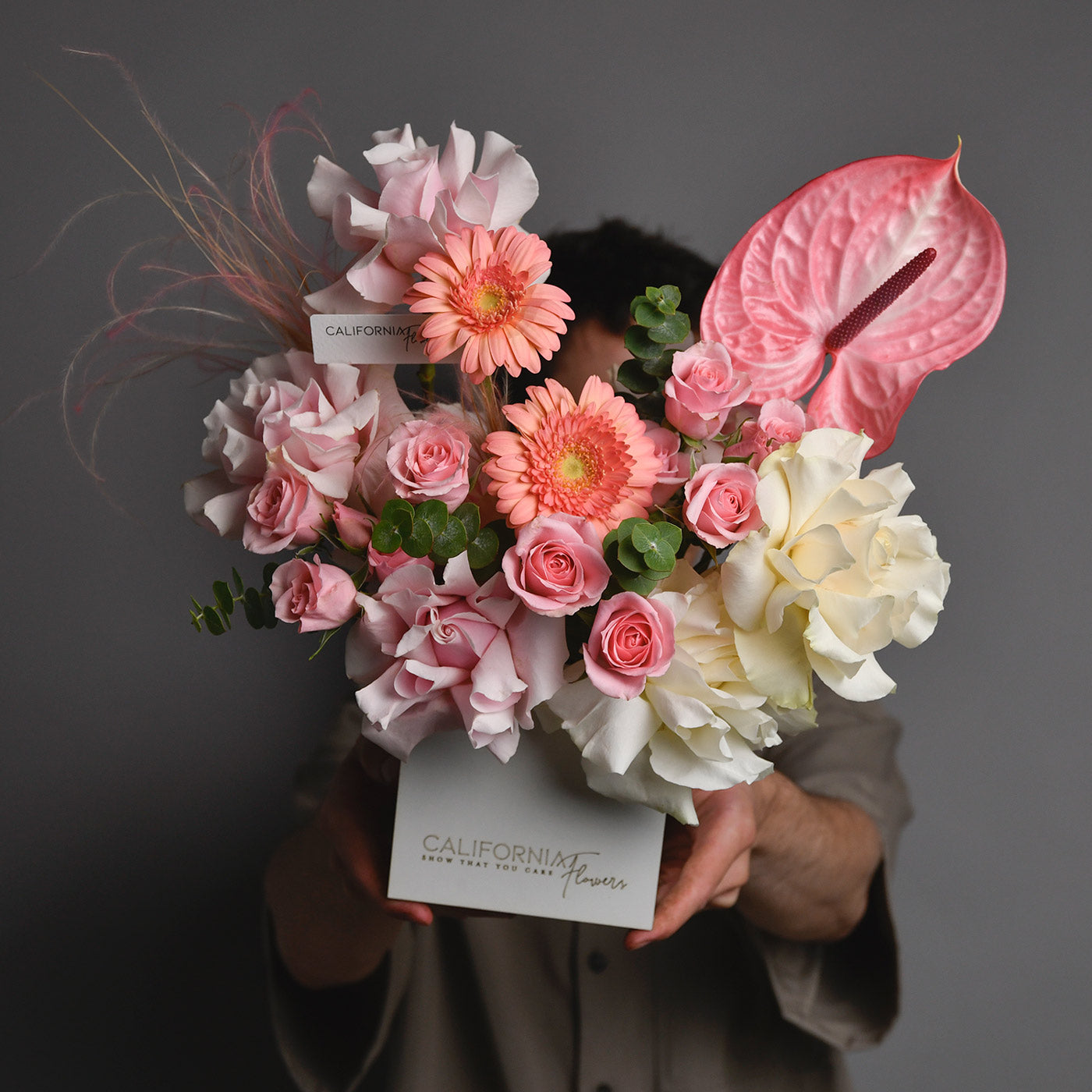 Cutii cu trandafiri naturali - California Flowers, Aranjament in cutie cu miniroze, gerbera si anthurium, californiaflowers.mom