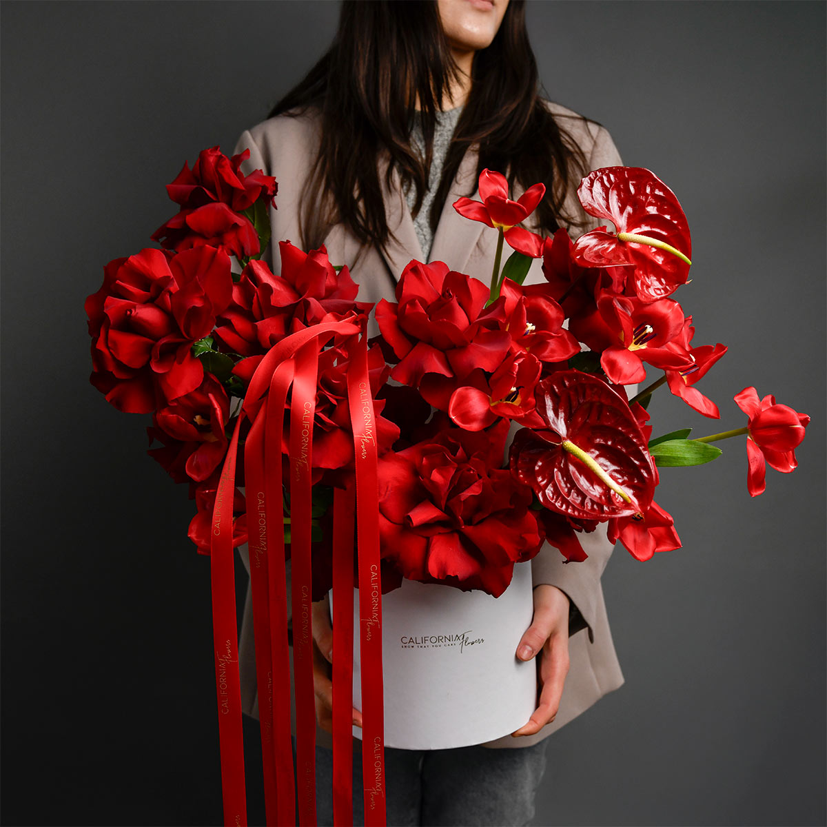 Flori de Paste - California Flowers, Aranjament floral in cutie cu anthurium, lalele rosii si trandafiri speciali, californiaflowers.mom