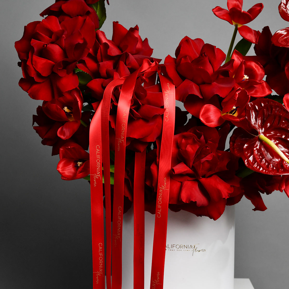 Aranjament floral in cutie cu anthurium, lalele rosii si trandafiri speciali, 3, californiaflowers.mom