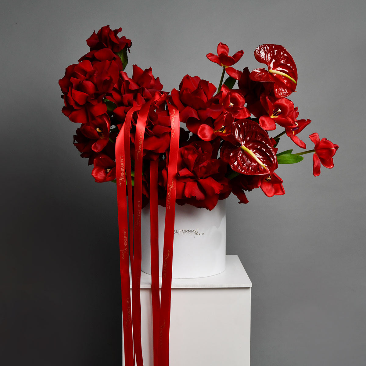 Aranjament floral in cutie cu anthurium, lalele rosii si trandafiri speciali, 4, californiaflowers.mom