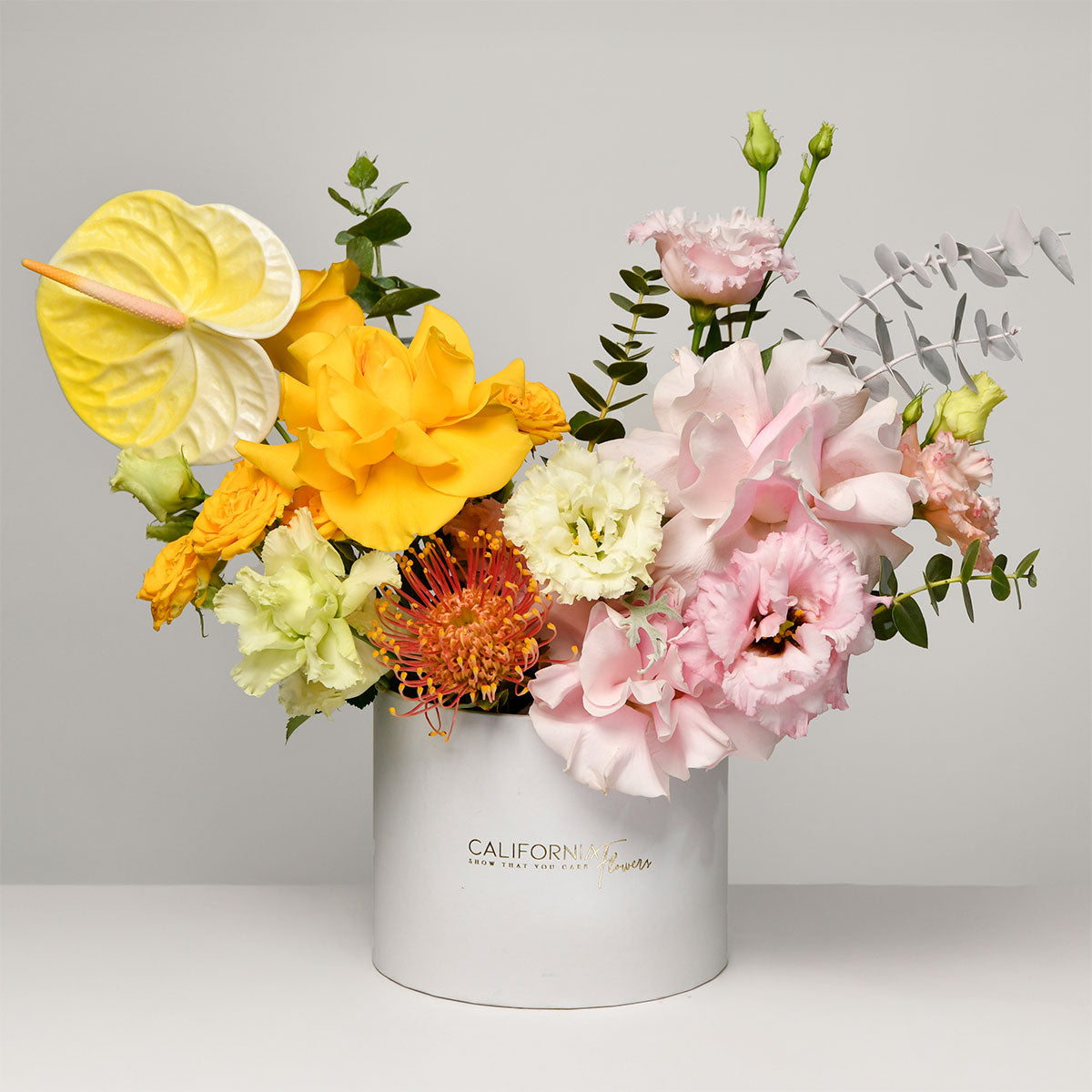 Cutii cu flori - California Flowers, Aranjament floral in cutie cu anthurium, lisianthus si trandafiri speciali, californiaflowers.mom