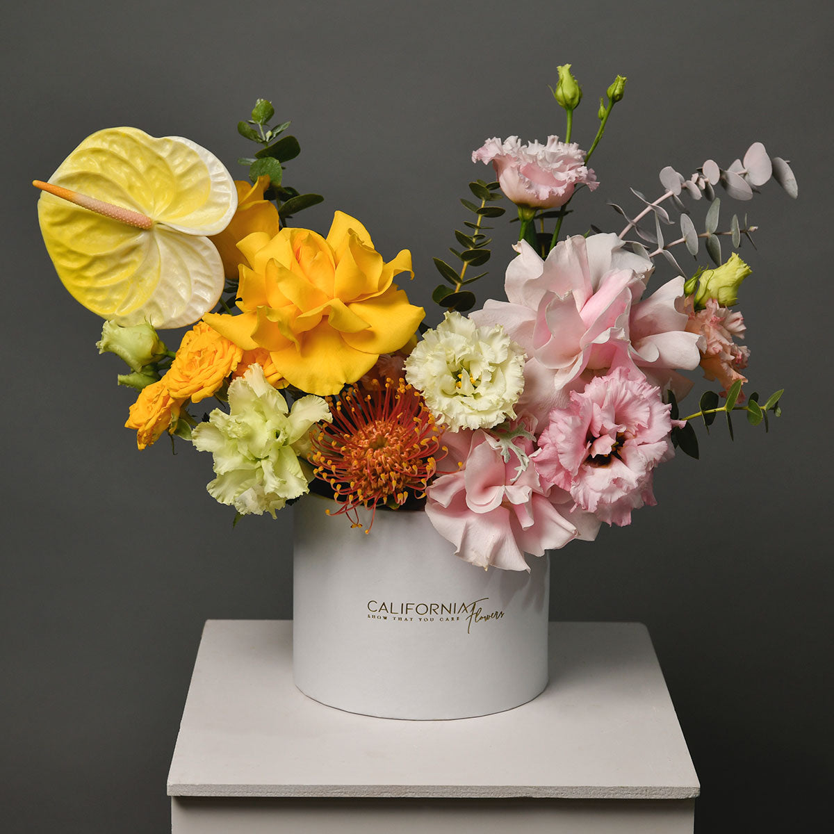 Cutii cu flori - California Flowers, Aranjament floral in cutie cu anthurium, lisianthus si trandafiri speciali, californiaflowers.mom