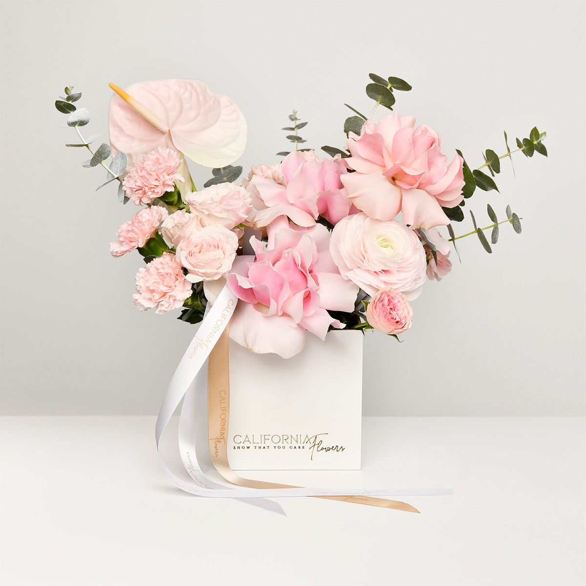 Flori de Paste - California Flowers, Aranjament floral in cutie cu anthurium, miniroze si ranunculus, californiaflowers.mom