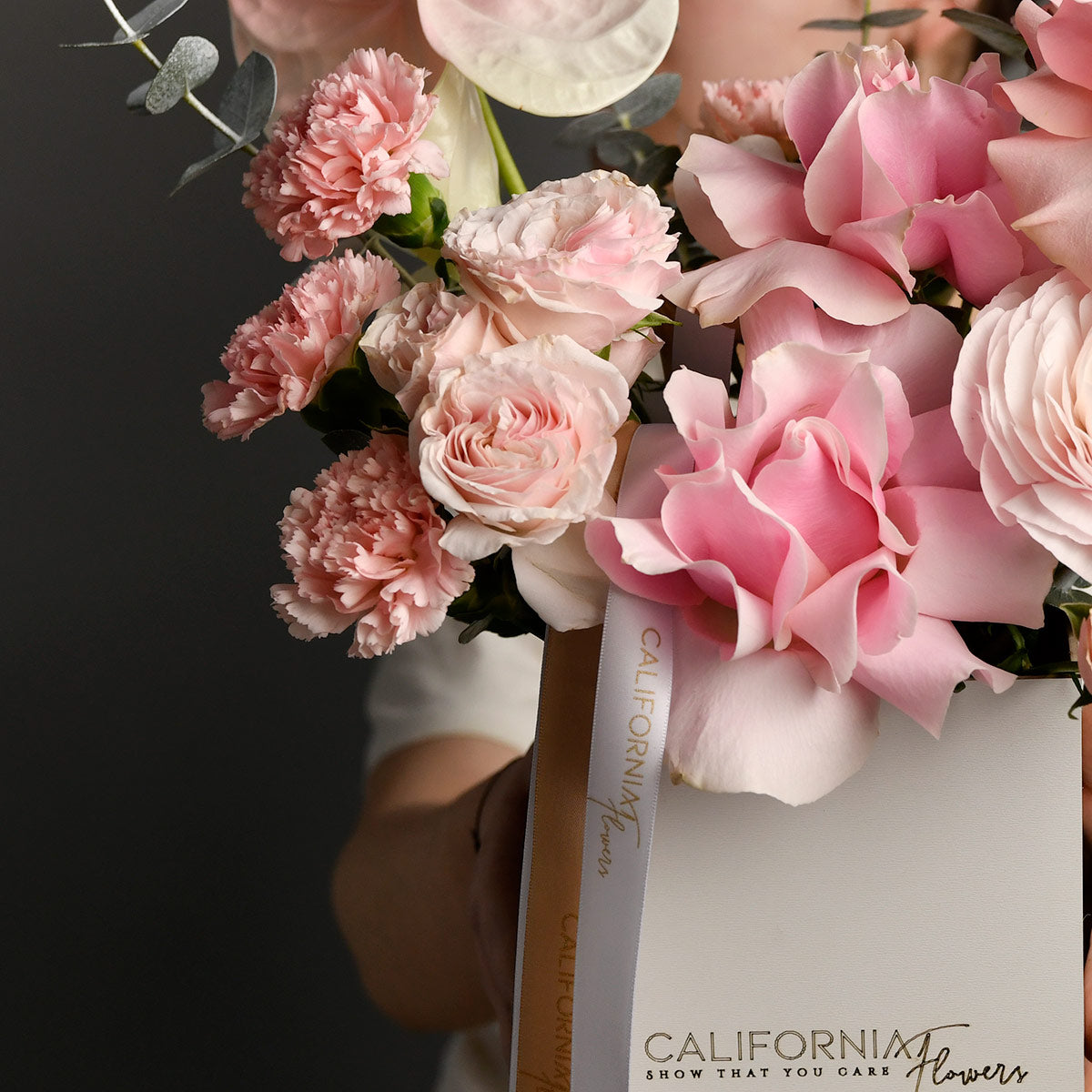 Aranjament floral in cutie cu anthurium, miniroze si ranunculus, 3, californiaflowers.mom