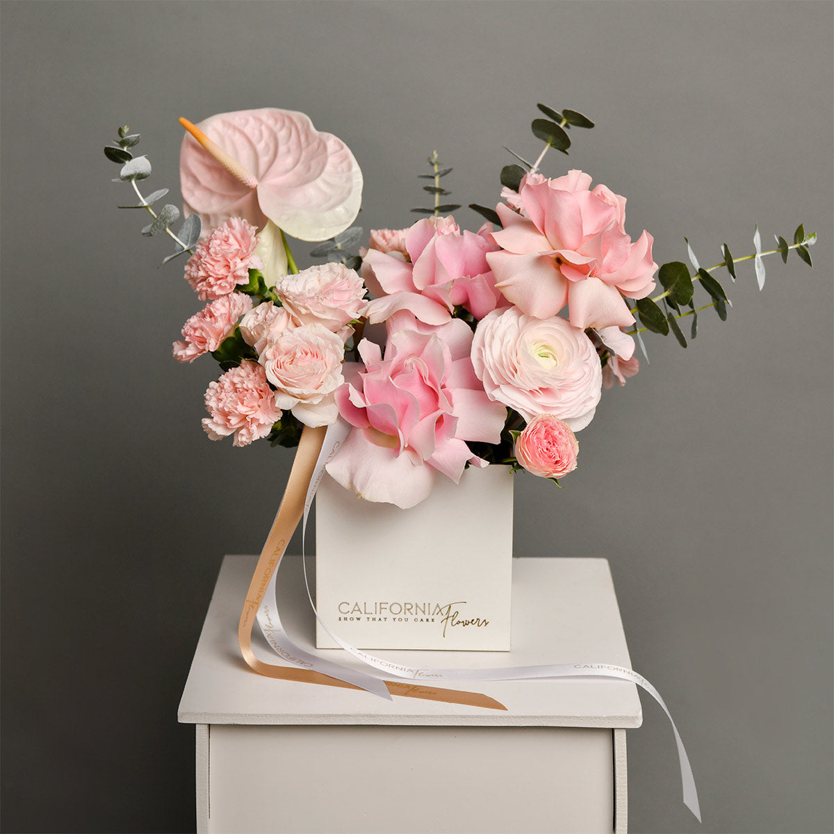 Aranjament floral in cutie cu anthurium, miniroze si ranunculus, 4, californiaflowers.mom