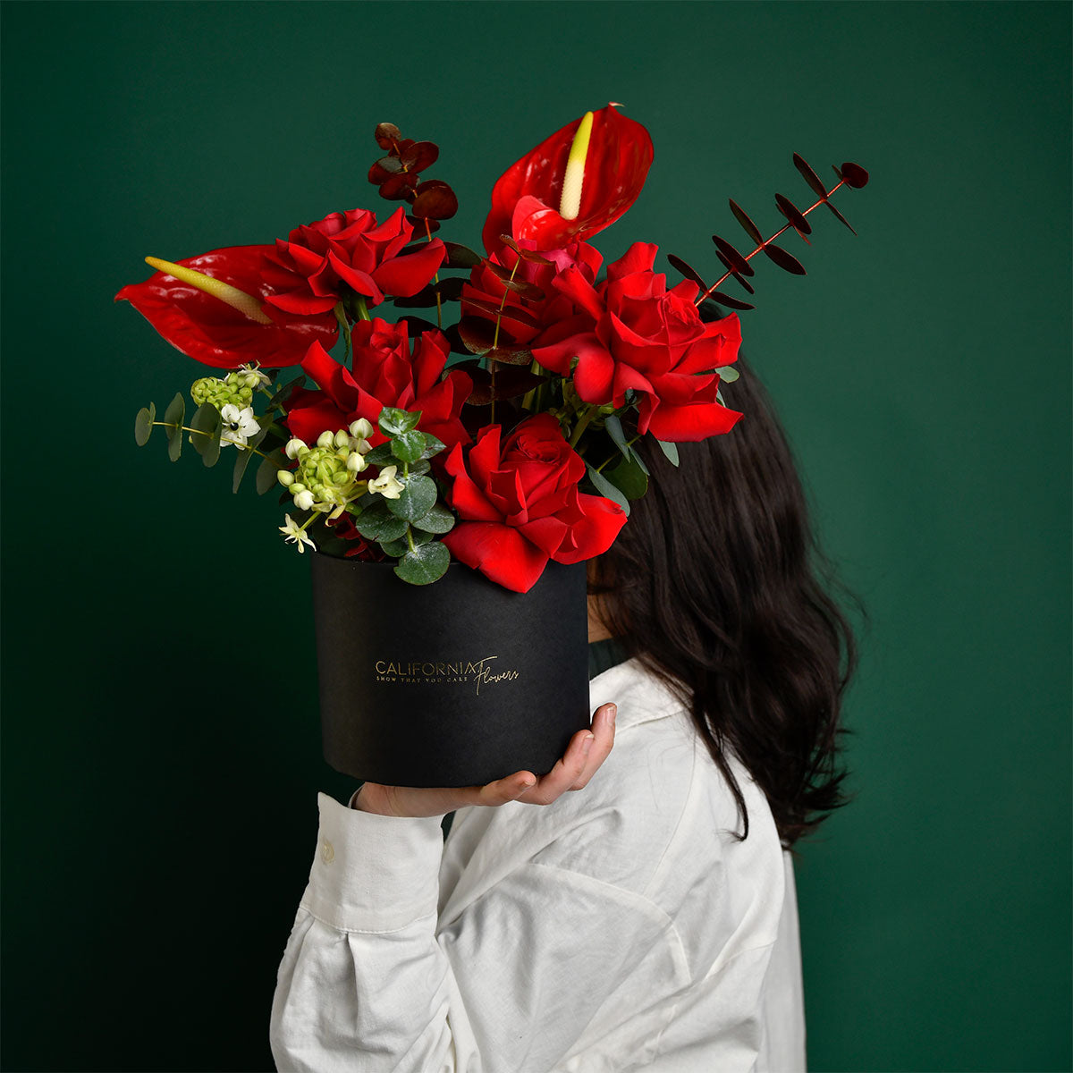 Flori de Paste - California Flowers, Aranjament floral in cutie cu anthurium rosu, trandafiri speciali rosii si ornithogalum, californiaflowers.mom