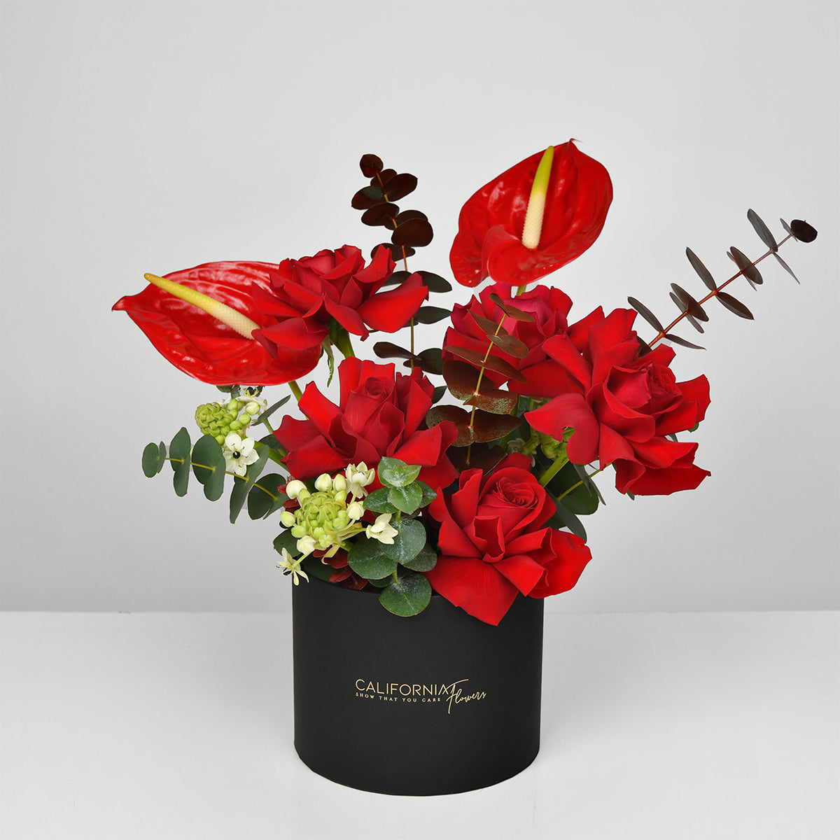 Flori de Paste - California Flowers, Aranjament floral in cutie cu anthurium rosu, trandafiri speciali rosii si ornithogalum, californiaflowers.mom