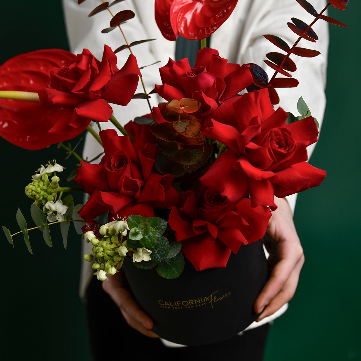 Aranjament floral in cutie cu anthurium rosu, trandafiri speciali rosii si ornithogalum, 4, californiaflowers.mom
