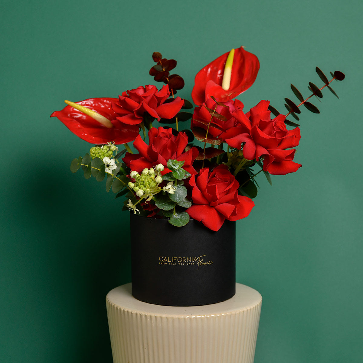 Aranjament floral in cutie cu anthurium rosu, trandafiri speciali rosii si ornithogalum, 5, californiaflowers.mom