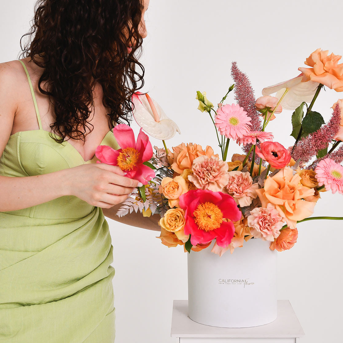 Flori de Paste - California Flowers, Aranjament floral in cutie cu bujori, gerbera, trandafiri speciali si anthurium, californiaflowers.mom