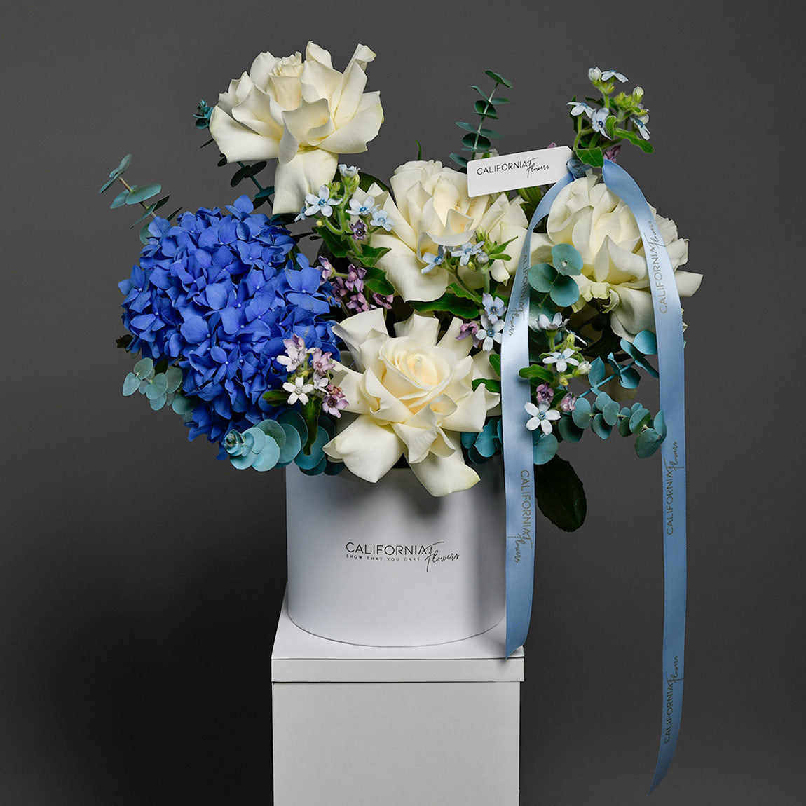 Aranjament floral in cutie cu hortensie si trandafiri, 3, californiaflowers.mom
