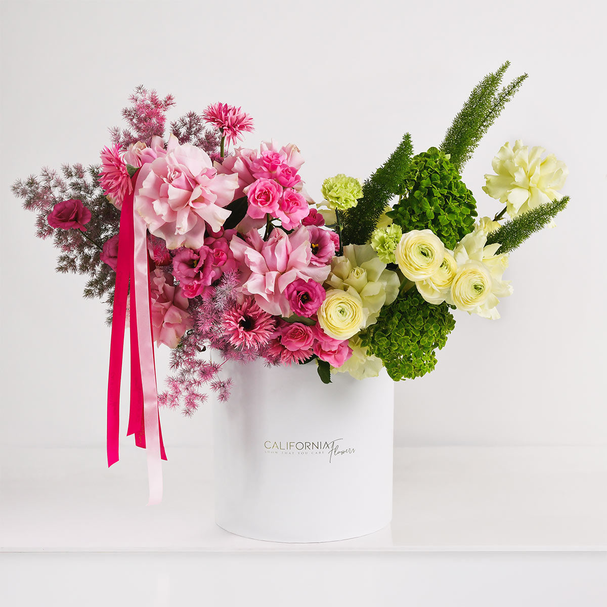 Flori de Paste - California Flowers, Aranjament floral in cutie cu hortensie verde, trandafiri speciali si miniroze, californiaflowers.mom